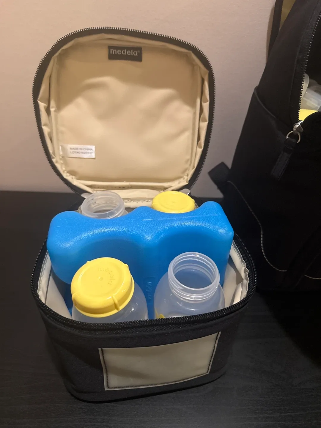 Medela Breast Pump Set with Bag & Accessories image indicator(2)