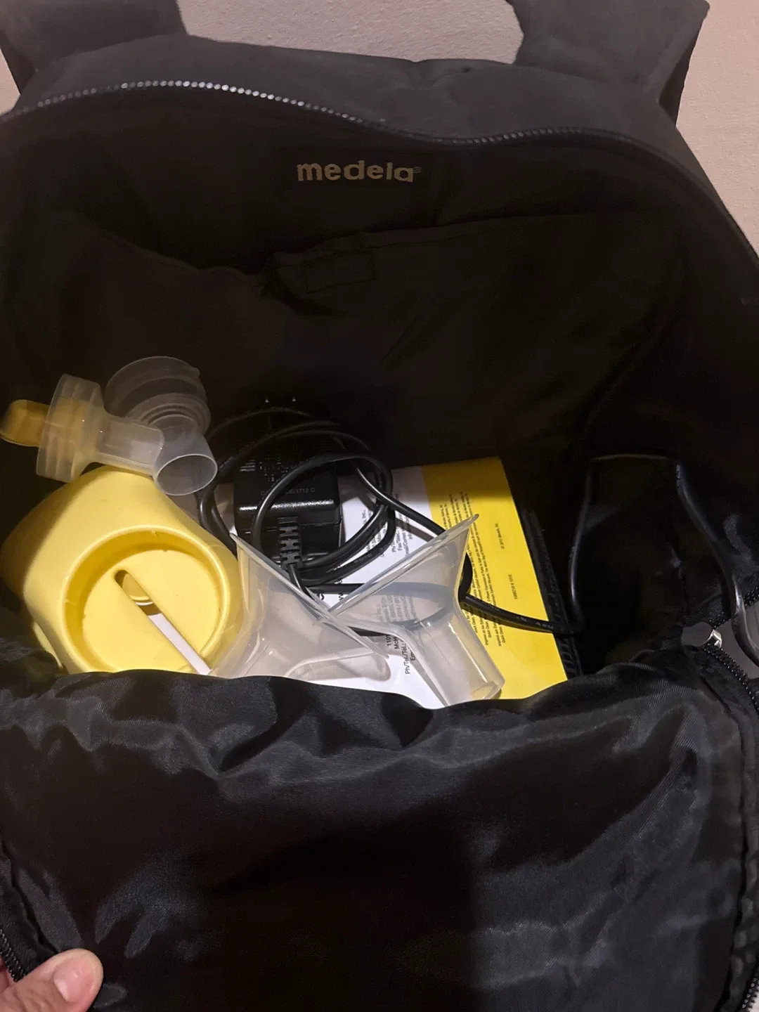 Medela Breast Pump Set with Bag & Accessories image indicator(4)