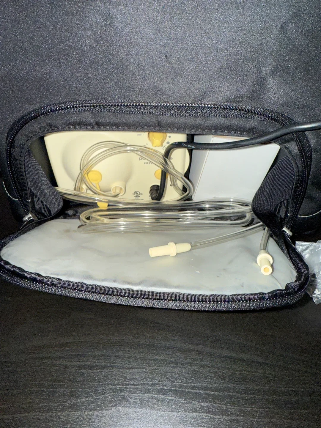 Medela Breast Pump Set with Bag & Accessories image indicator(5)