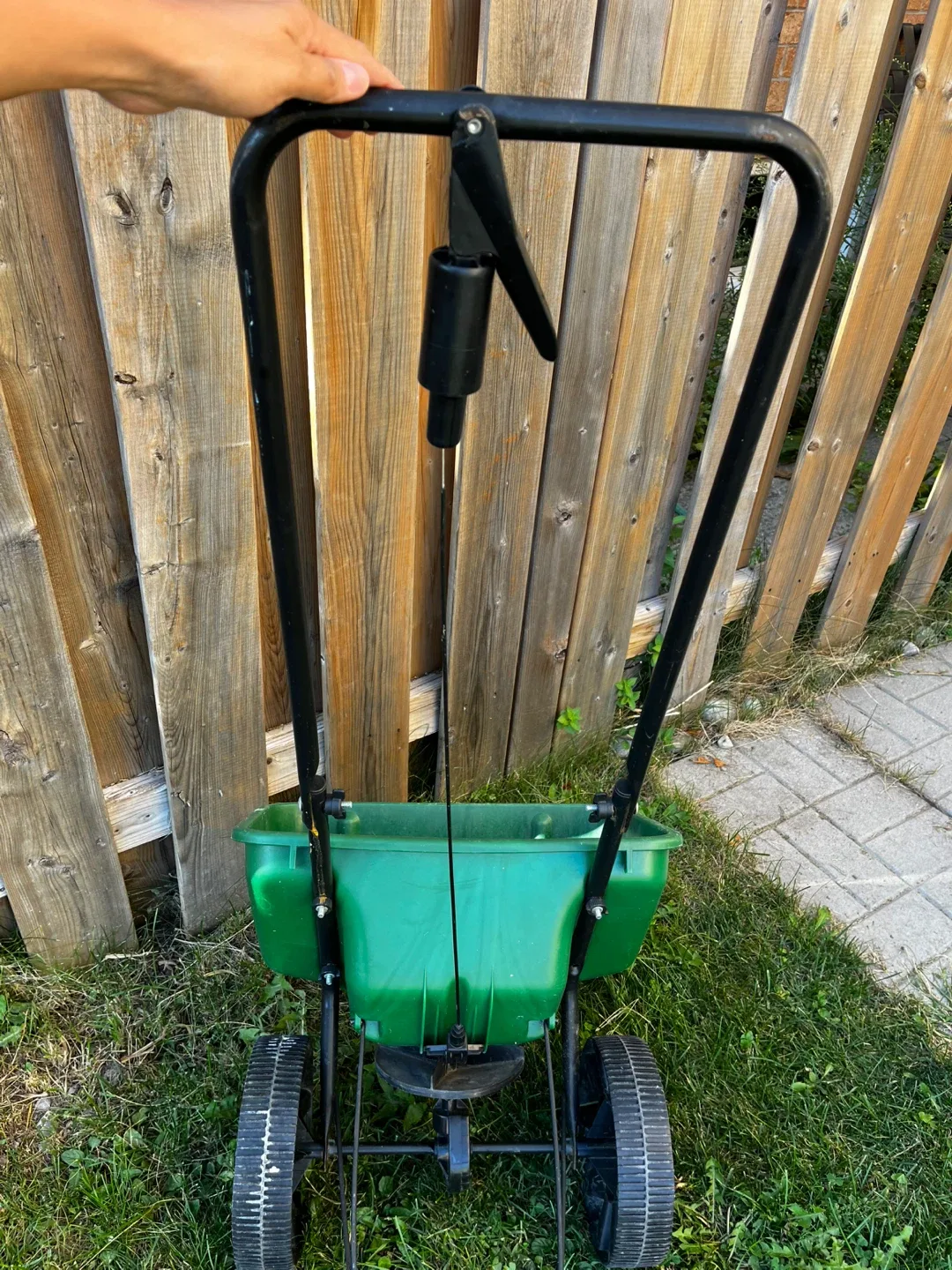 Scotts Turf Builder EdgeGuard Mini Broadcast Spreader image indicator(2)