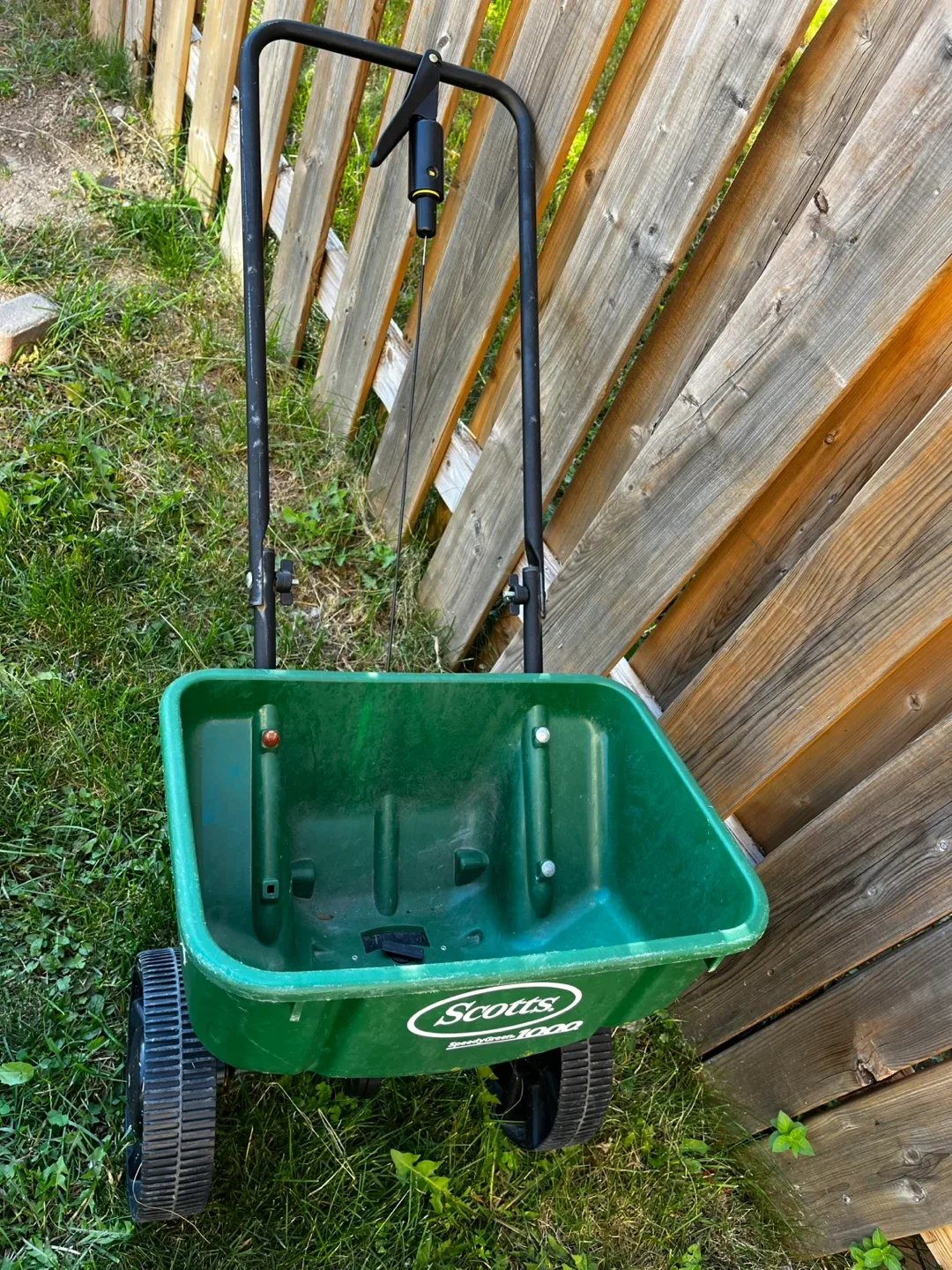 Scotts Turf Builder EdgeGuard Mini Broadcast Spreader thumbnail