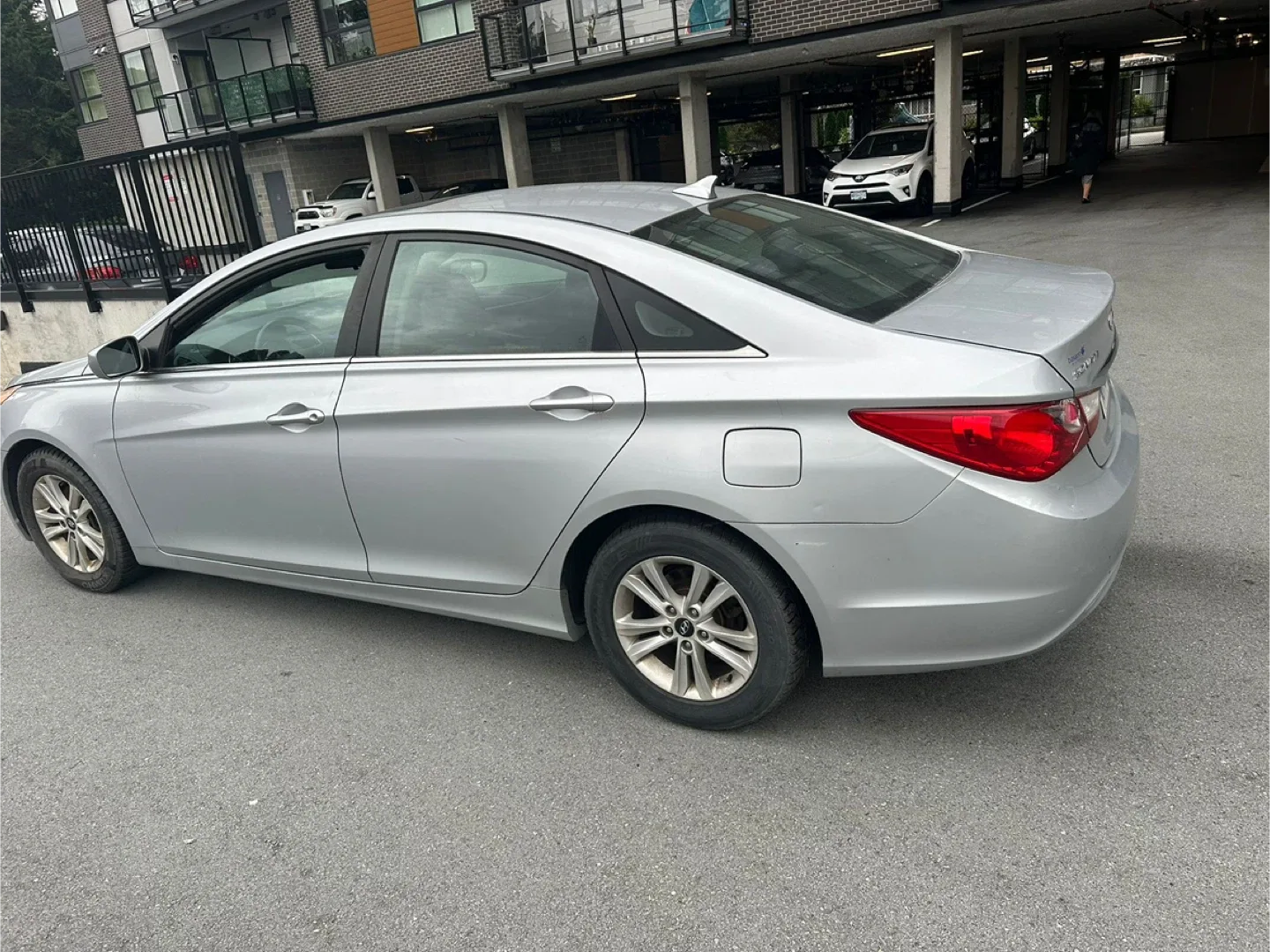 Hyundai Sonata - Silver Sedan image indicator(2)