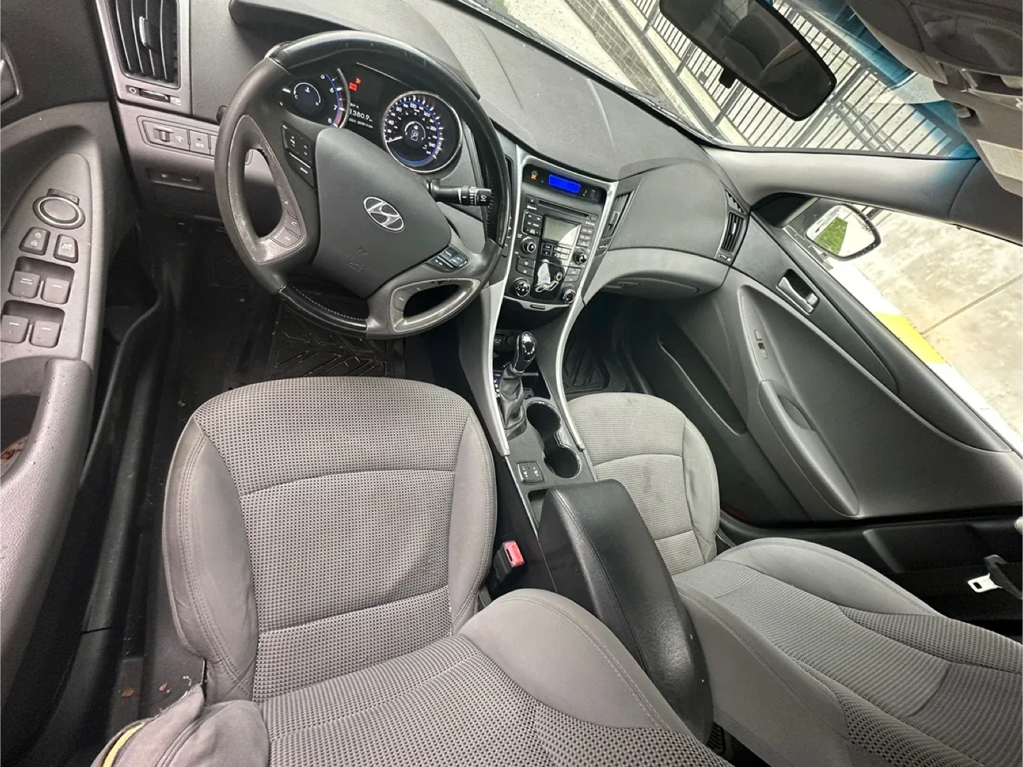 Hyundai Sonata - Silver Sedan image indicator(5)