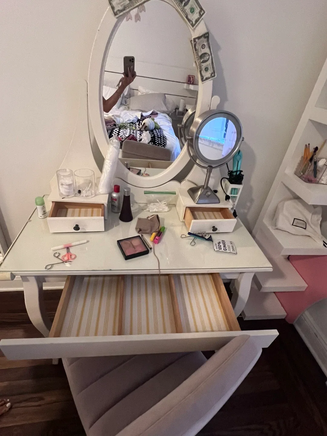 Vanity table with mirror and chair image indicator(3)