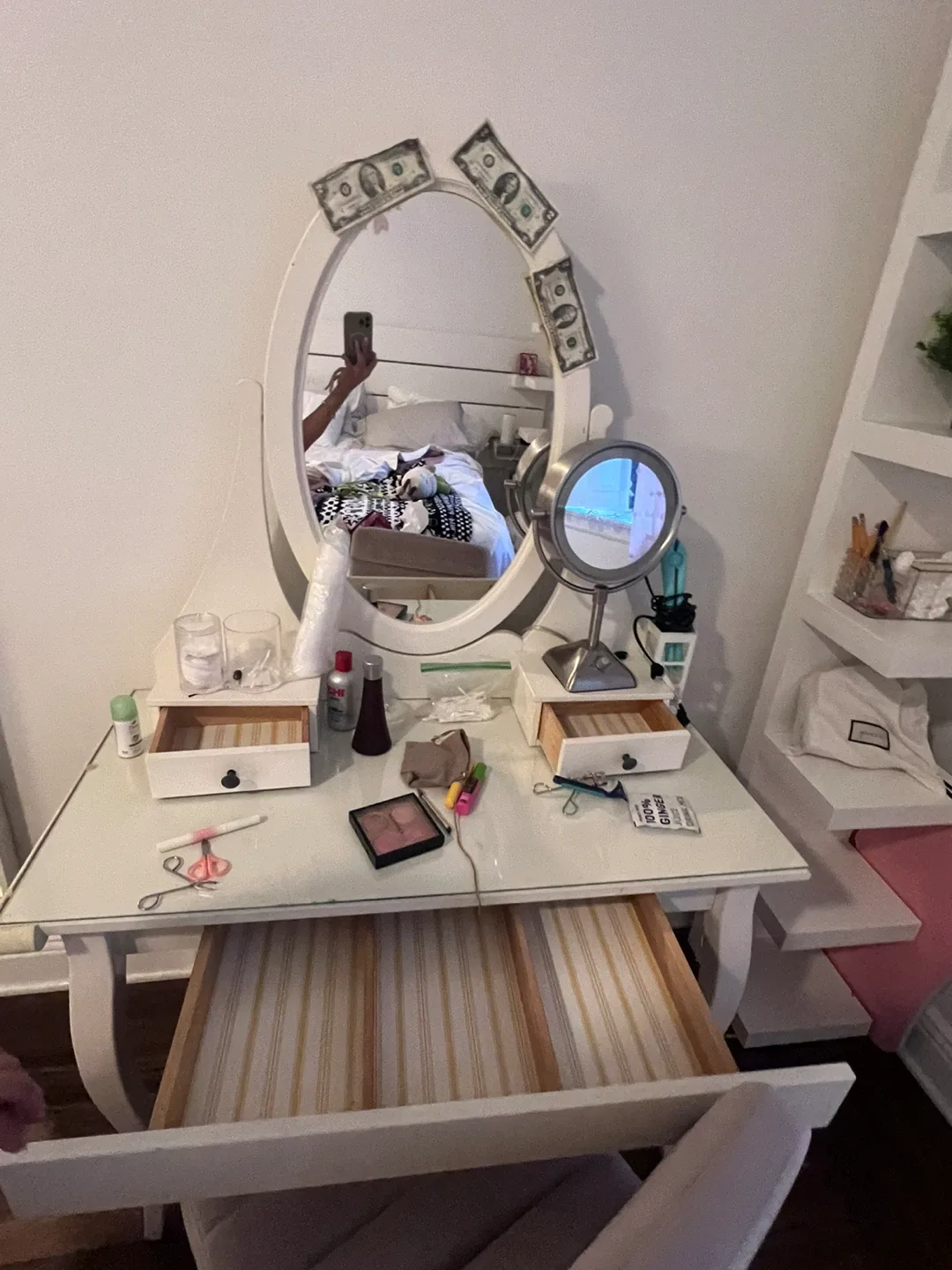 Vanity table with mirror and chair image indicator(4)
