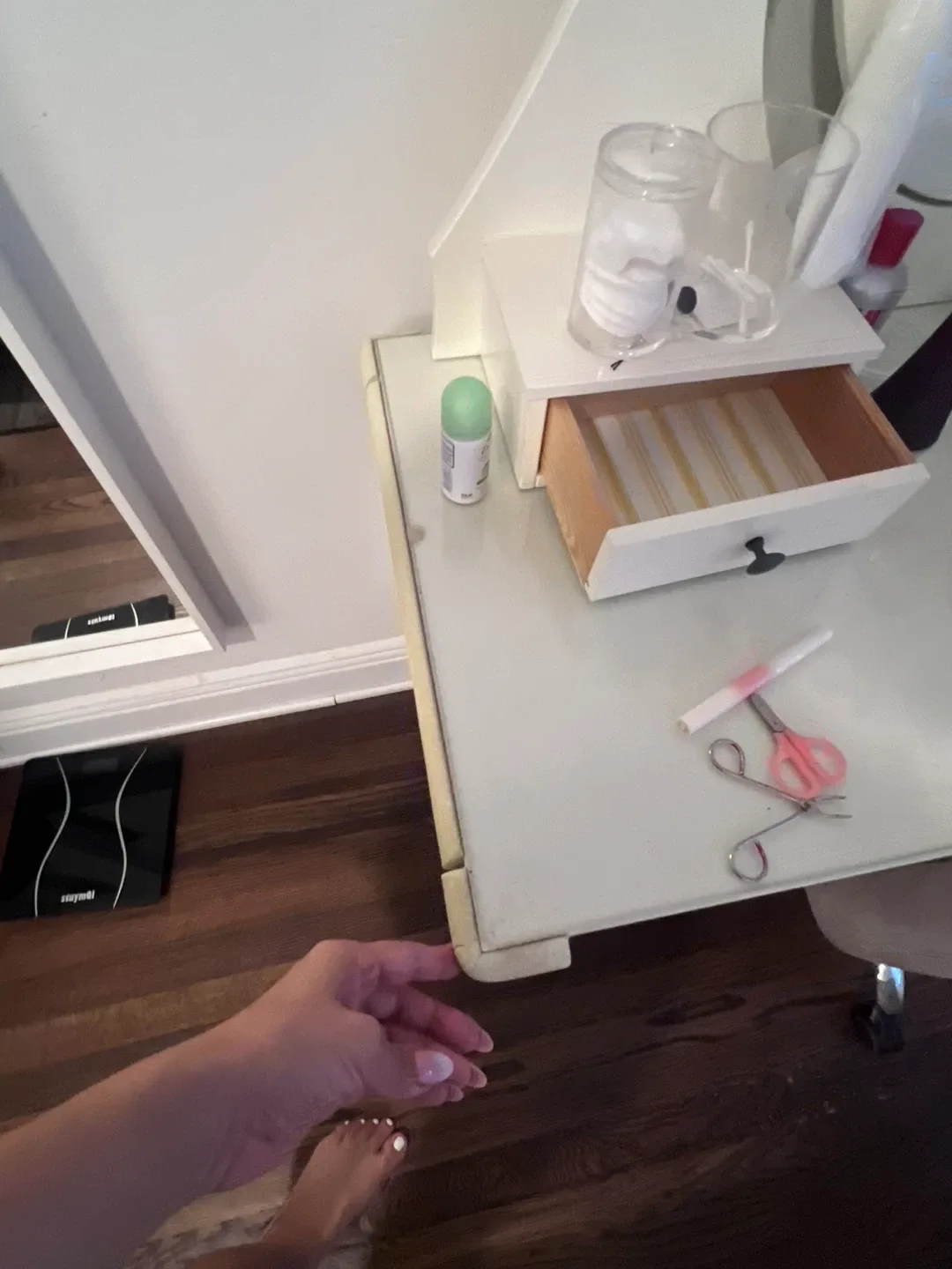 Vanity table with mirror and chair image indicator(7)