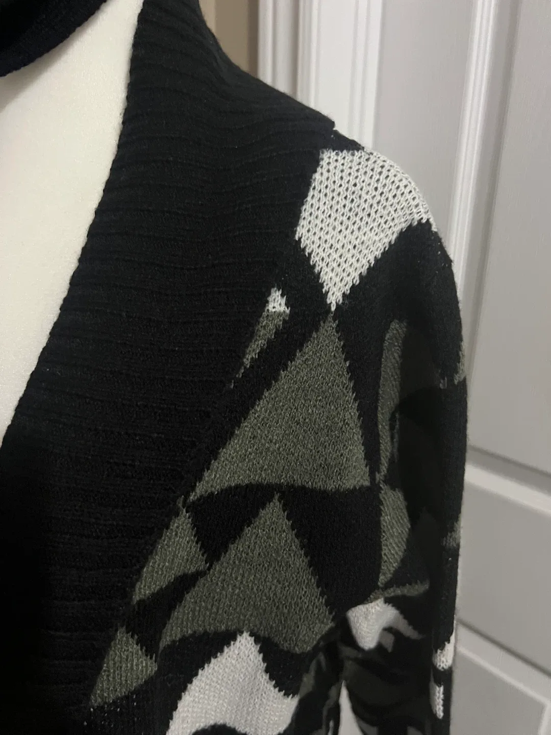 Geometric Pattern Cardigan - Black, White, Olive Green image indicator(3)