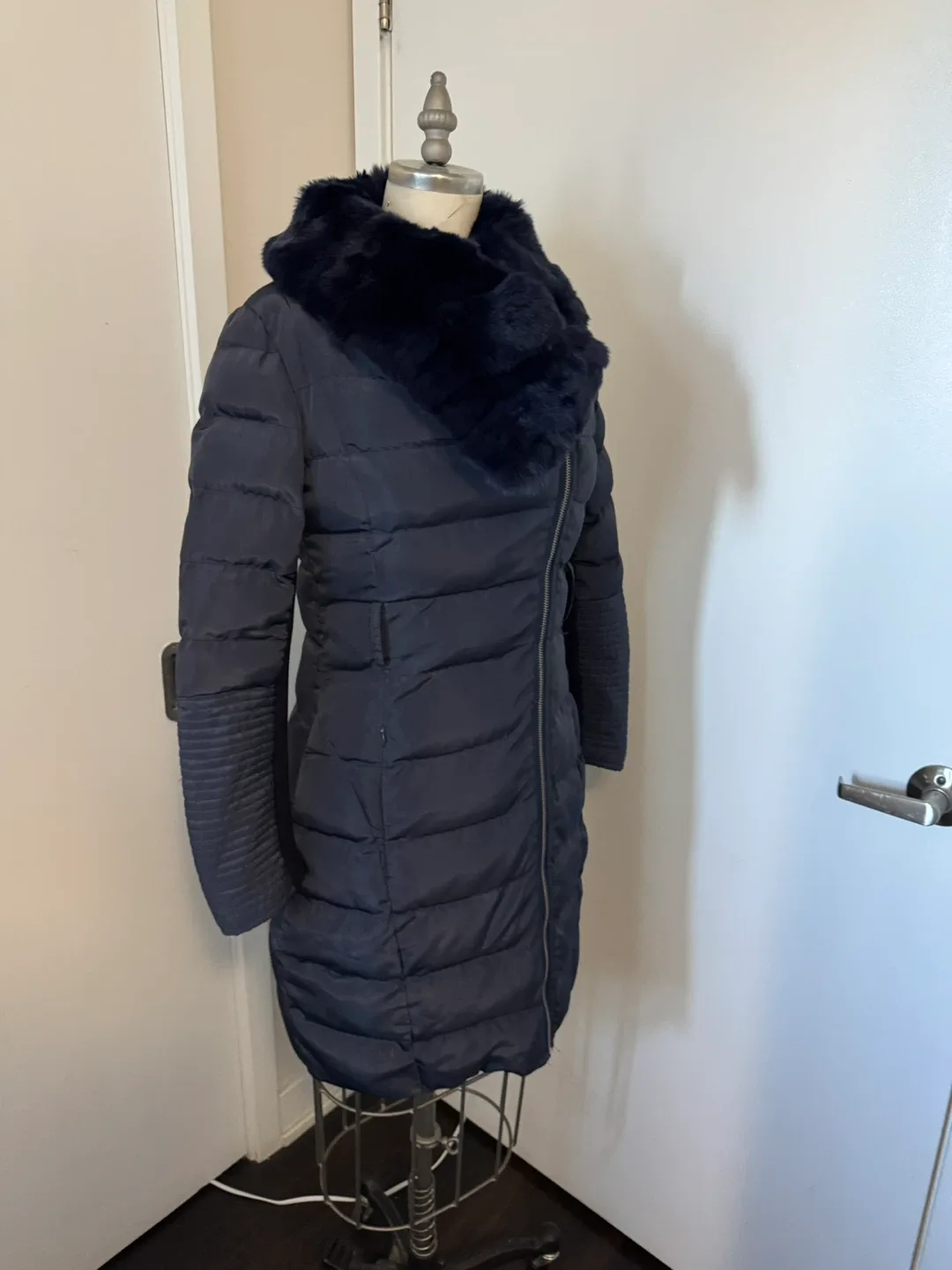 Beautiful Ladies Size Small Winter Jacket - Like New image indicator(6)