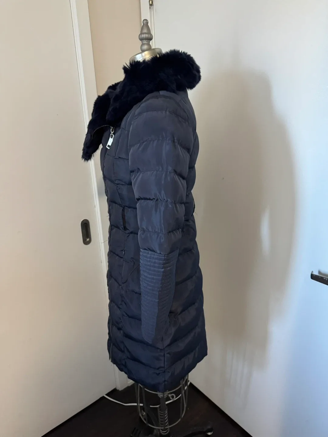 Beautiful Ladies Size Small Winter Jacket - Like New image indicator(3)