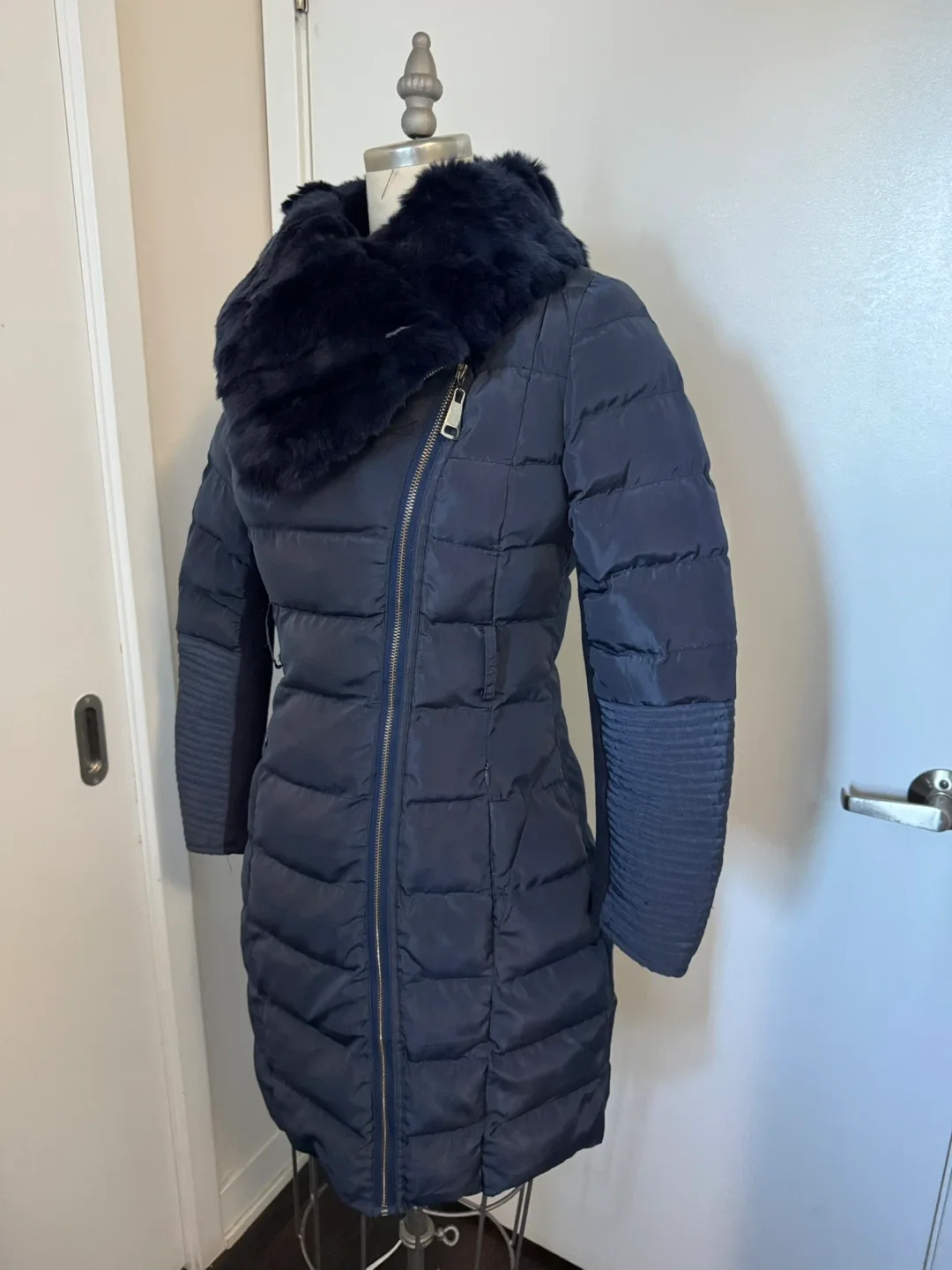 Beautiful Ladies Size Small Winter Jacket - Like New image indicator(2)