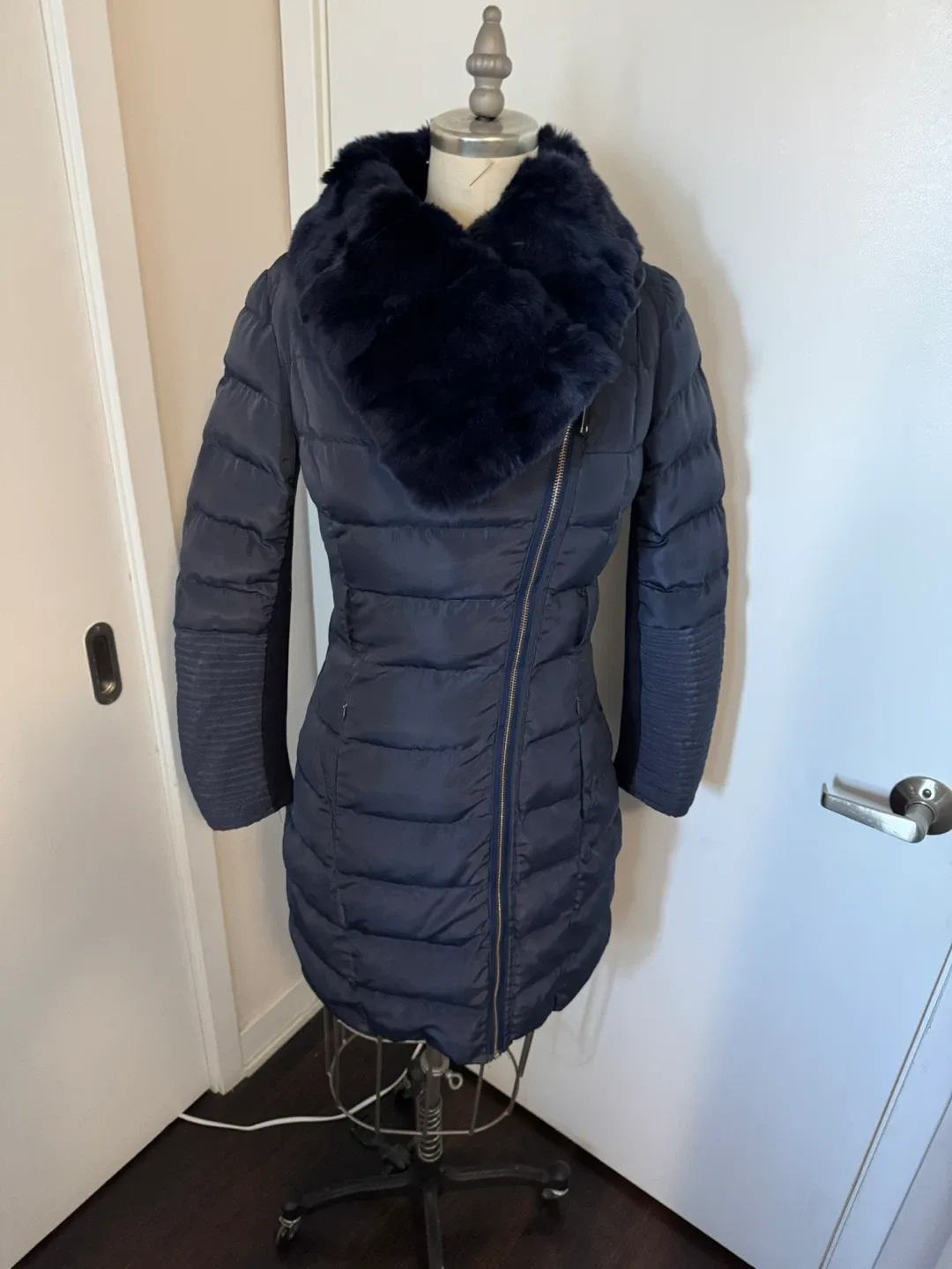 Beautiful Ladies Size Small Winter Jacket - Like New image indicator(8)