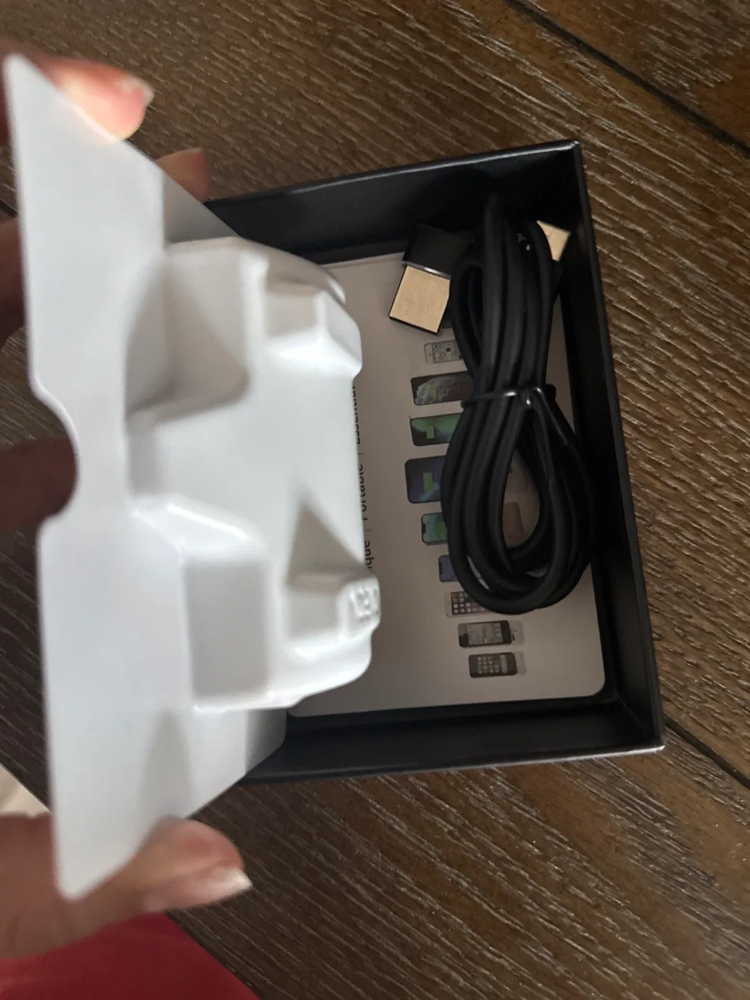 New iWalk Small Portable Charger for iPhone White image indicator(4)