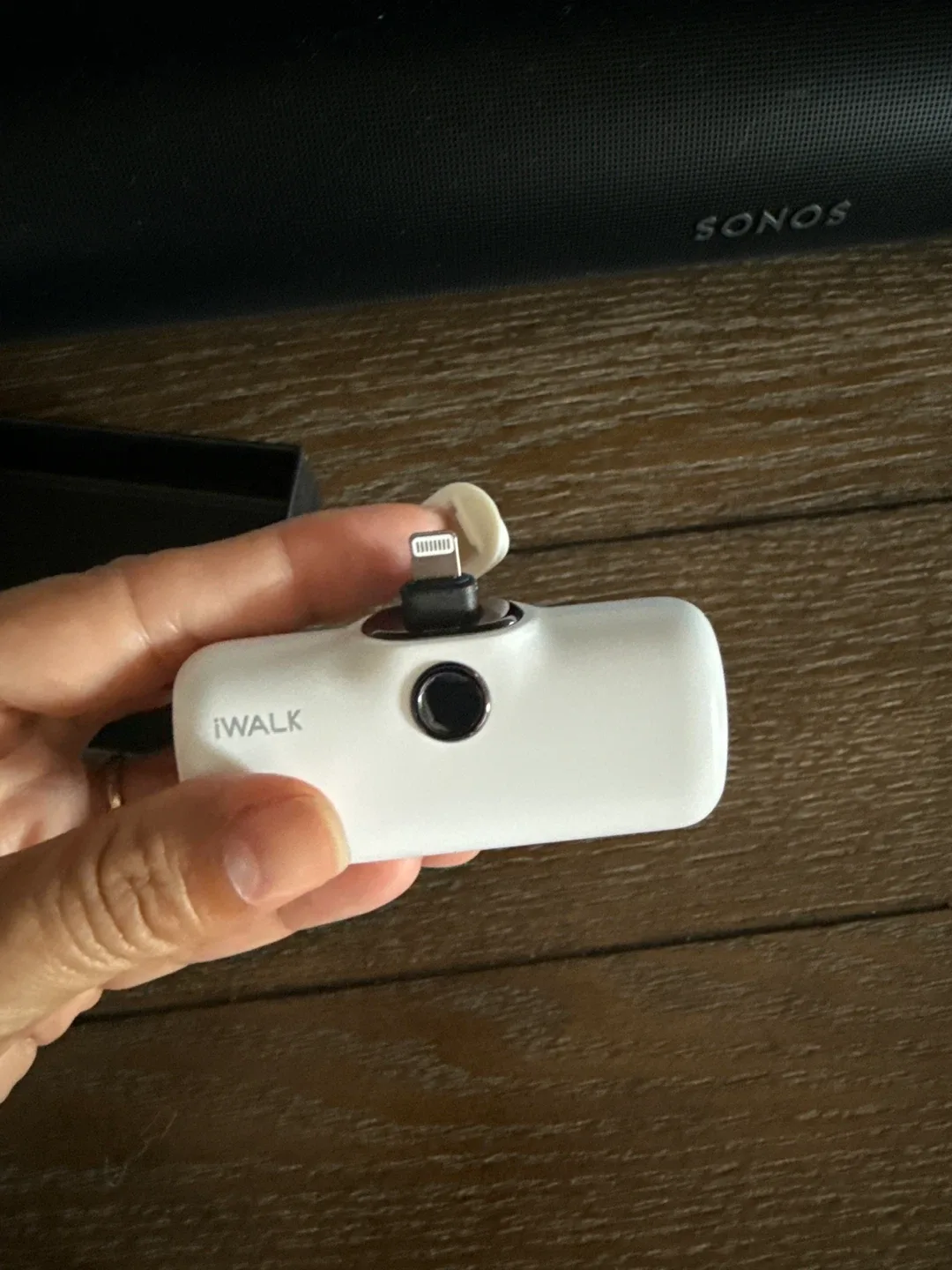 New iWalk Small Portable Charger for iPhone White image indicator(5)