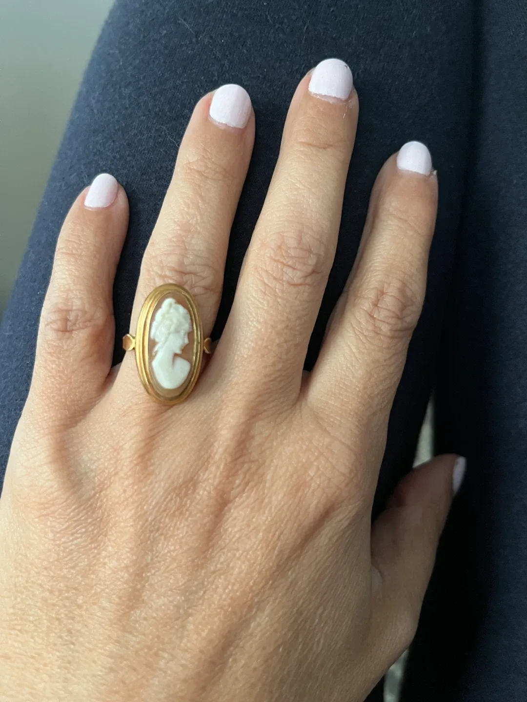 Vintage Cameo Gold Ring image indicator(2)