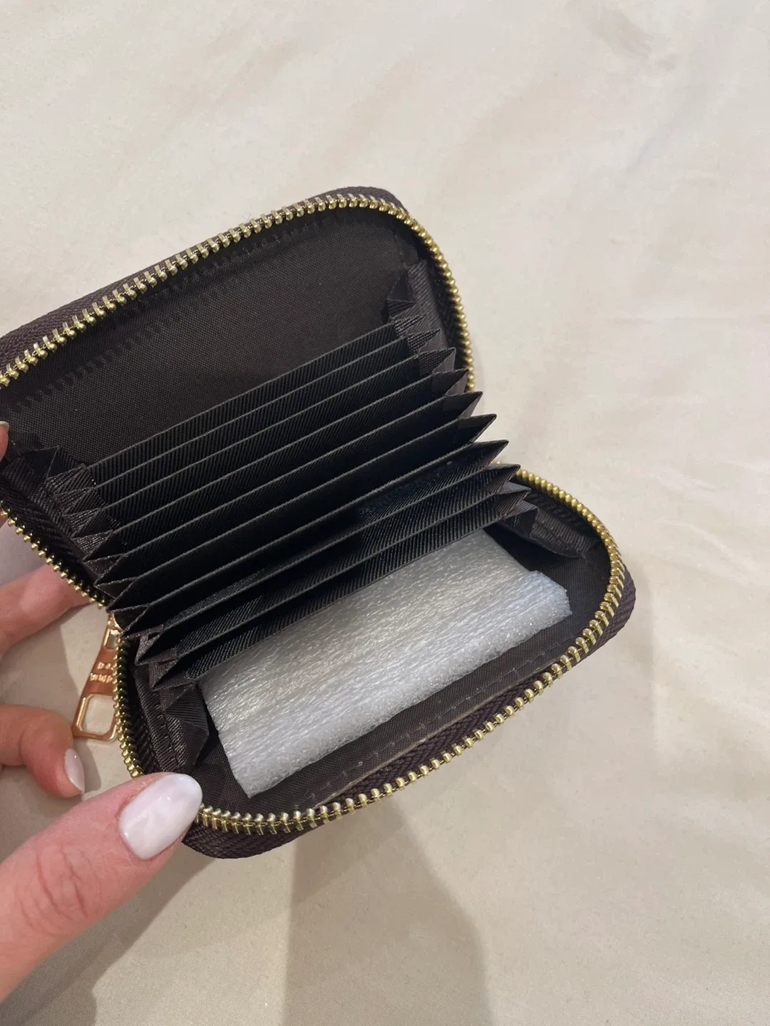 LV Card Holder image indicator(2)