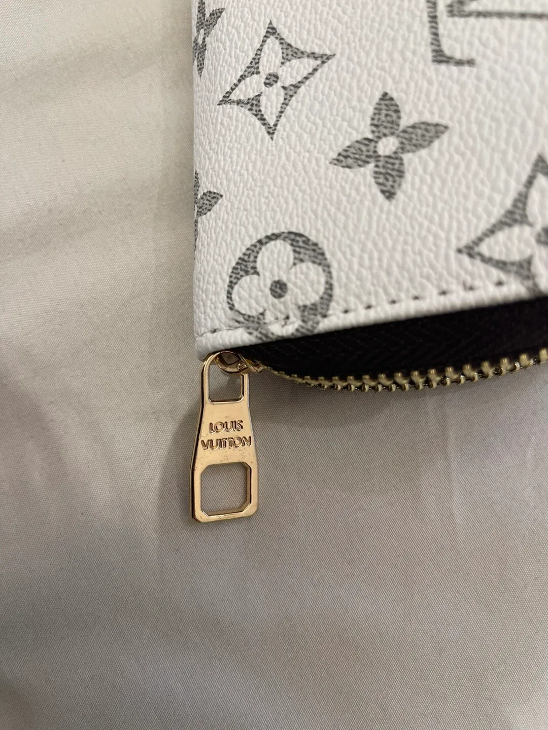 LV Card Holder image indicator(3)