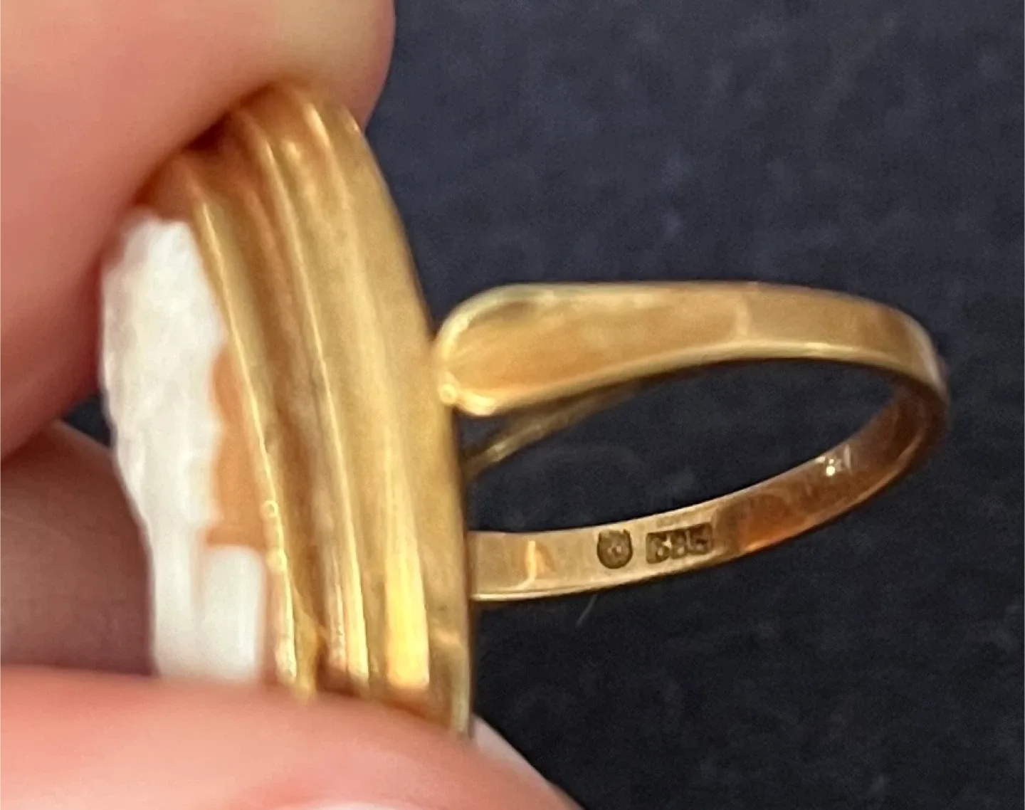 Vintage Cameo Gold Ring image indicator(3)