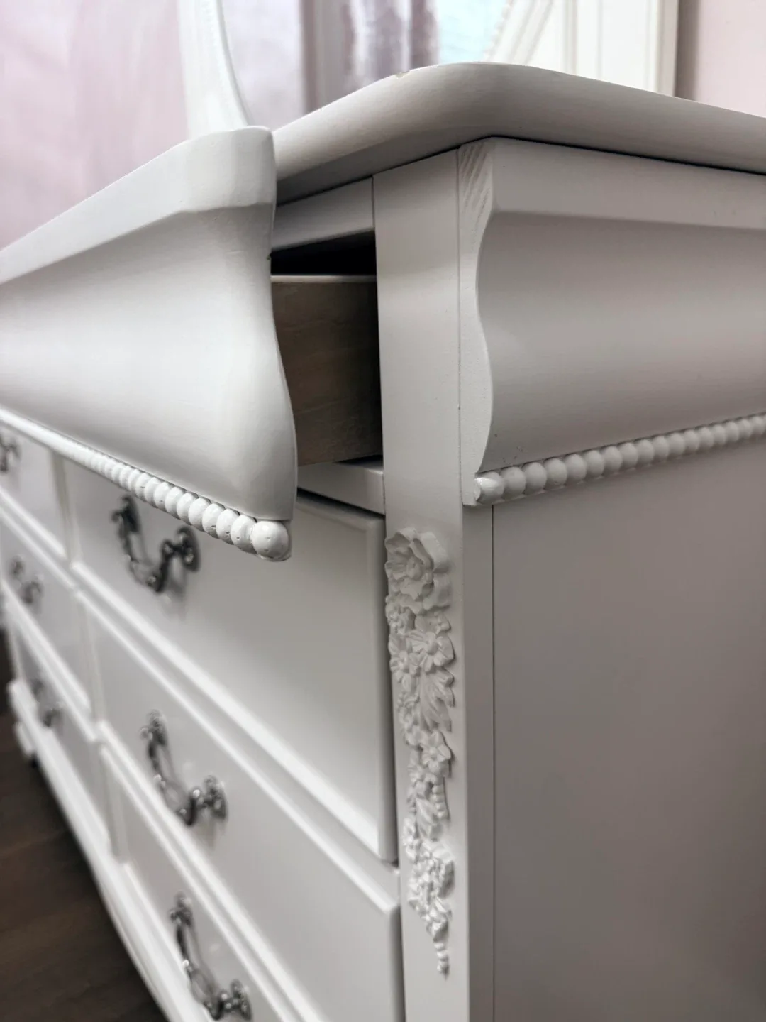 White glam dresser with mirror image indicator(5)