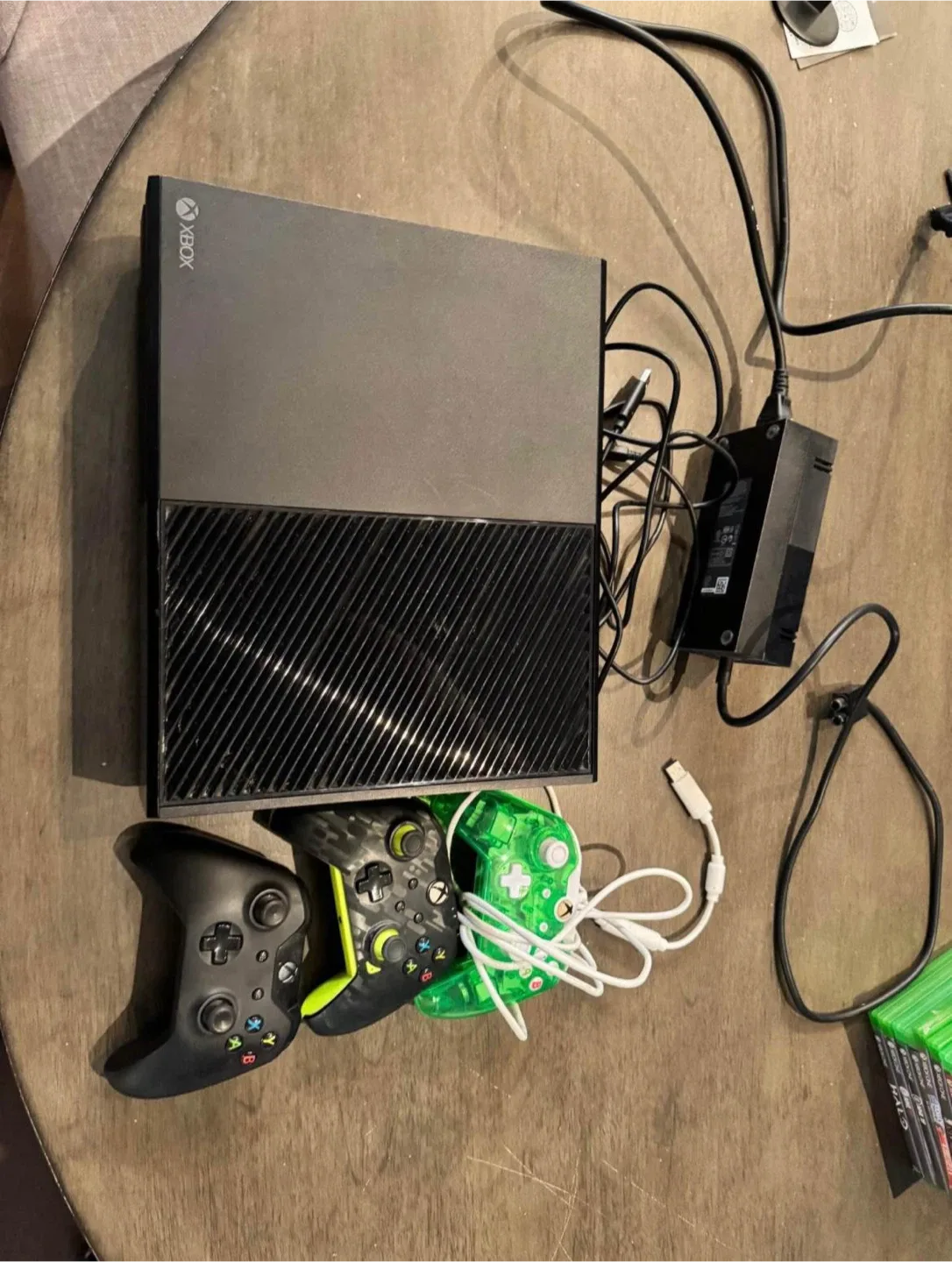 Xbox One Console & Games Bundle image indicator(2)