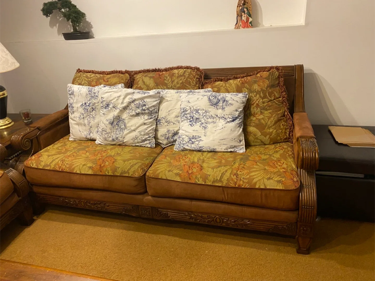 Ornate Wood Coffee Table and End Tables Set image indicator(6)