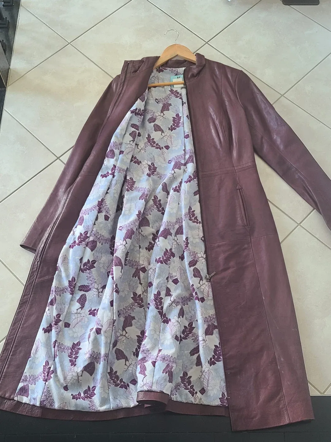 Danier Leather Coat - Size M image indicator(3)