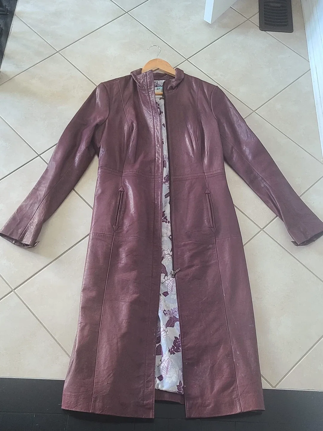 Danier Leather Coat - Size M image indicator(2)