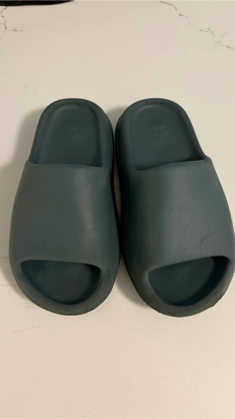 Yeezy Slides image indicator(2)