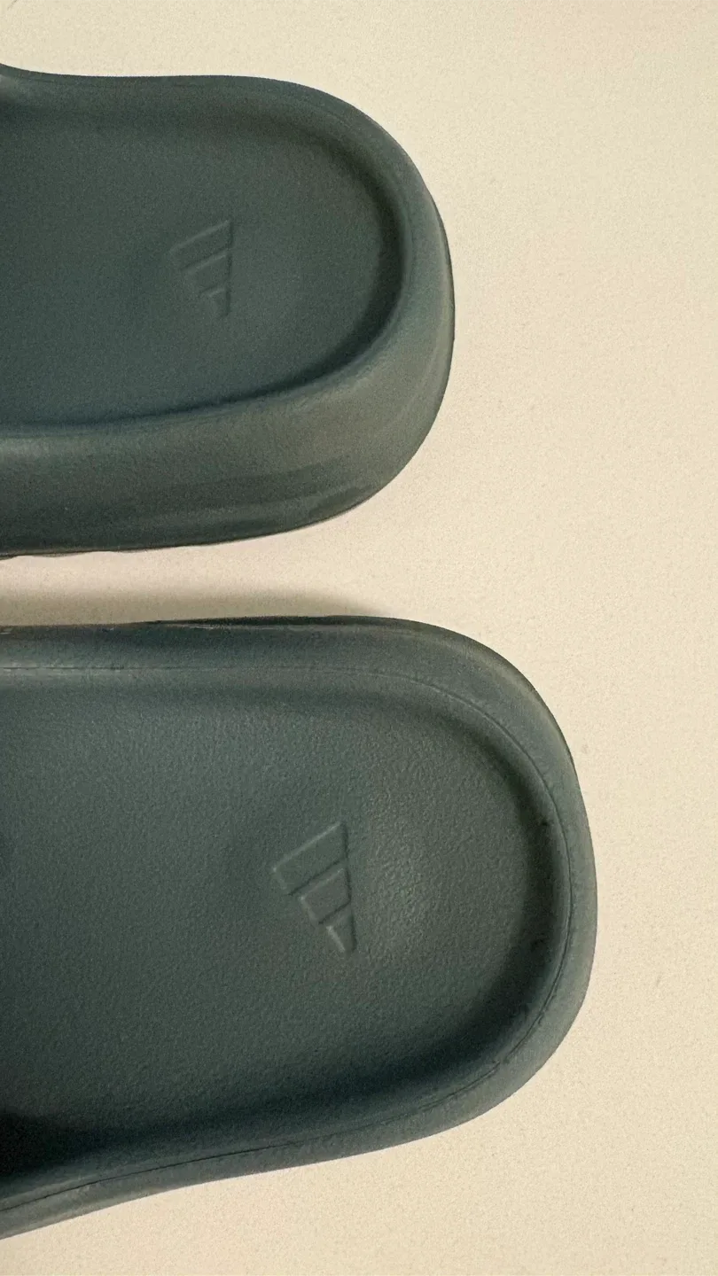 Yeezy Slides image indicator(3)