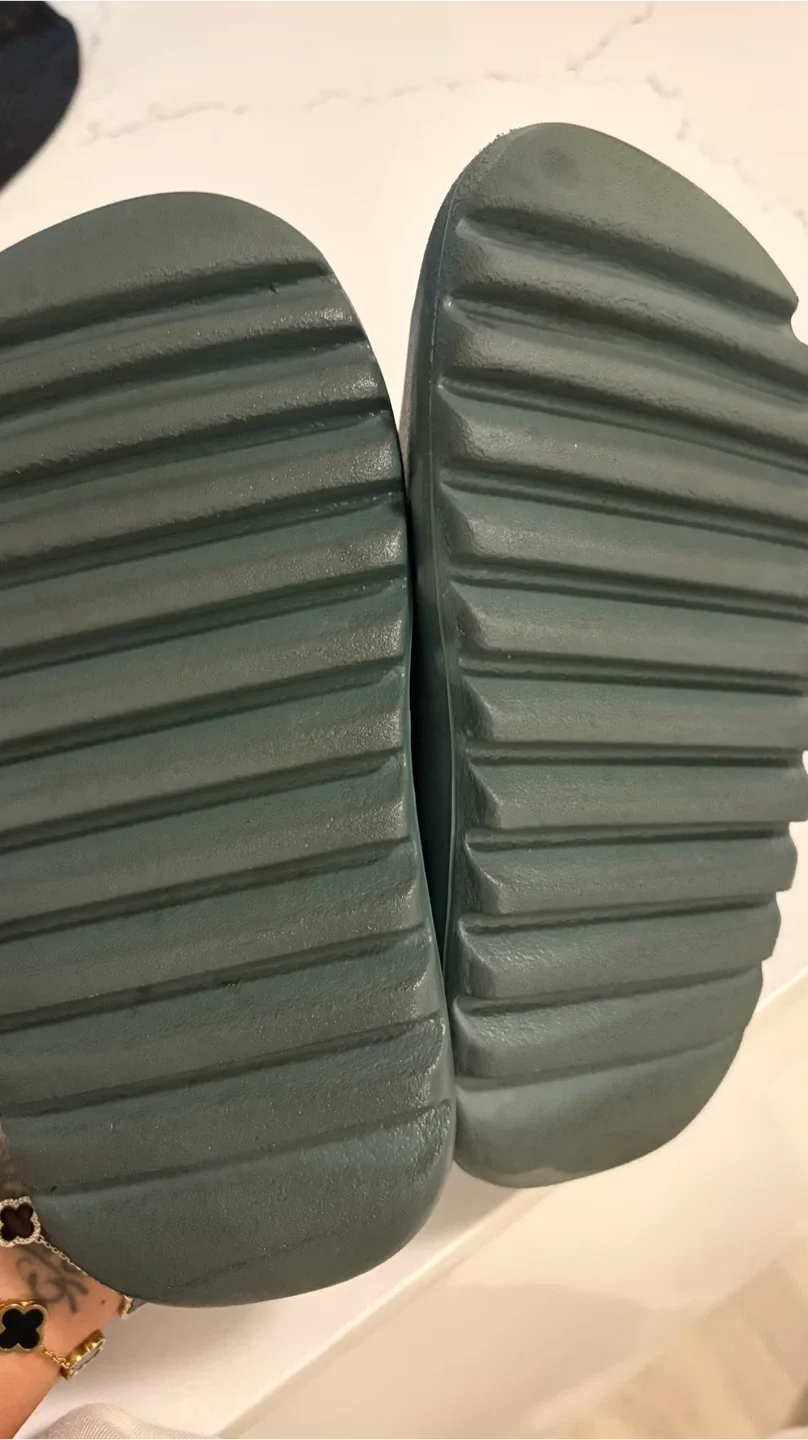 Yeezy Slides image indicator(4)