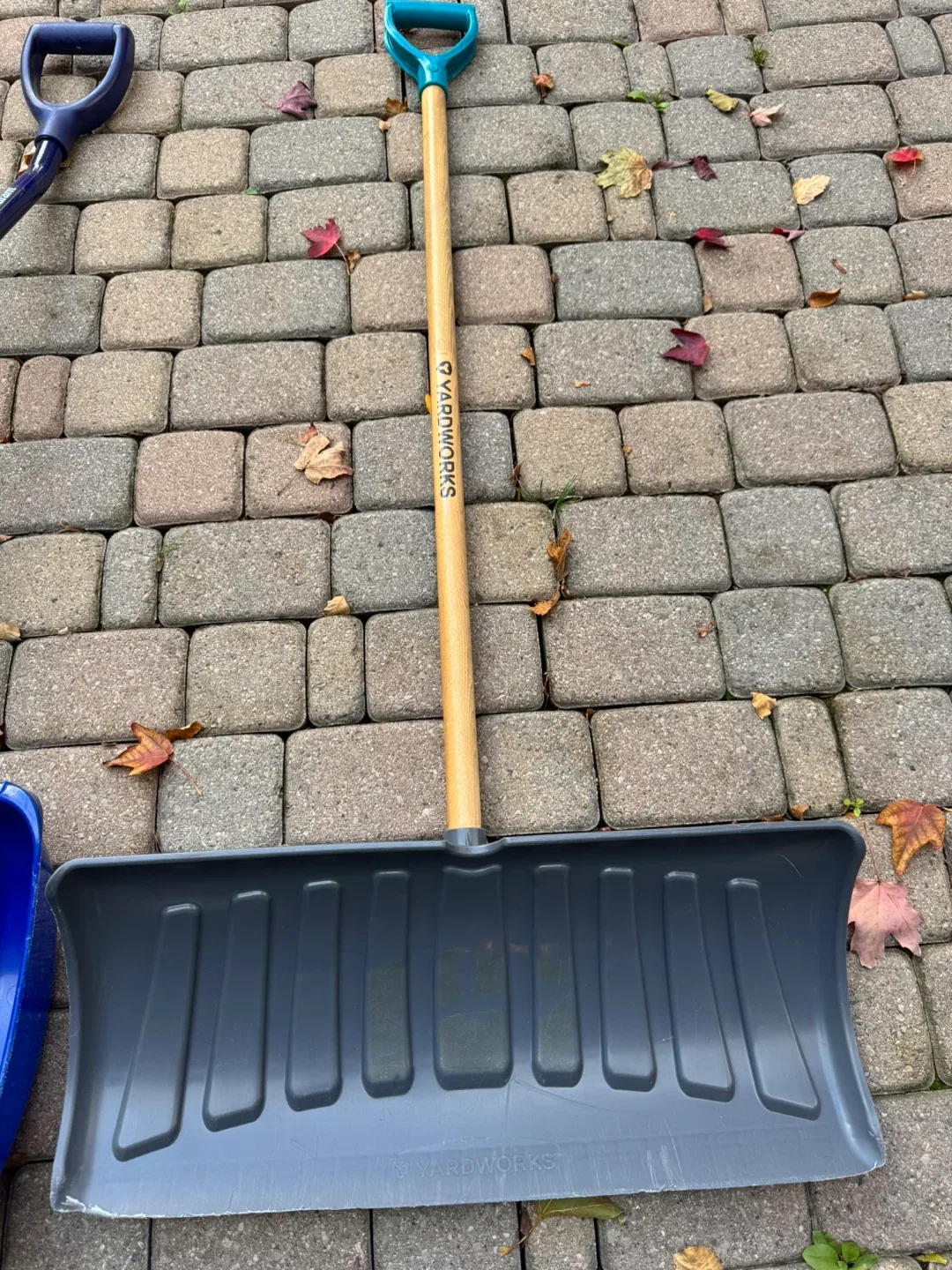 1 snow shovels - Yardworks Snow Shovels image indicator(2)