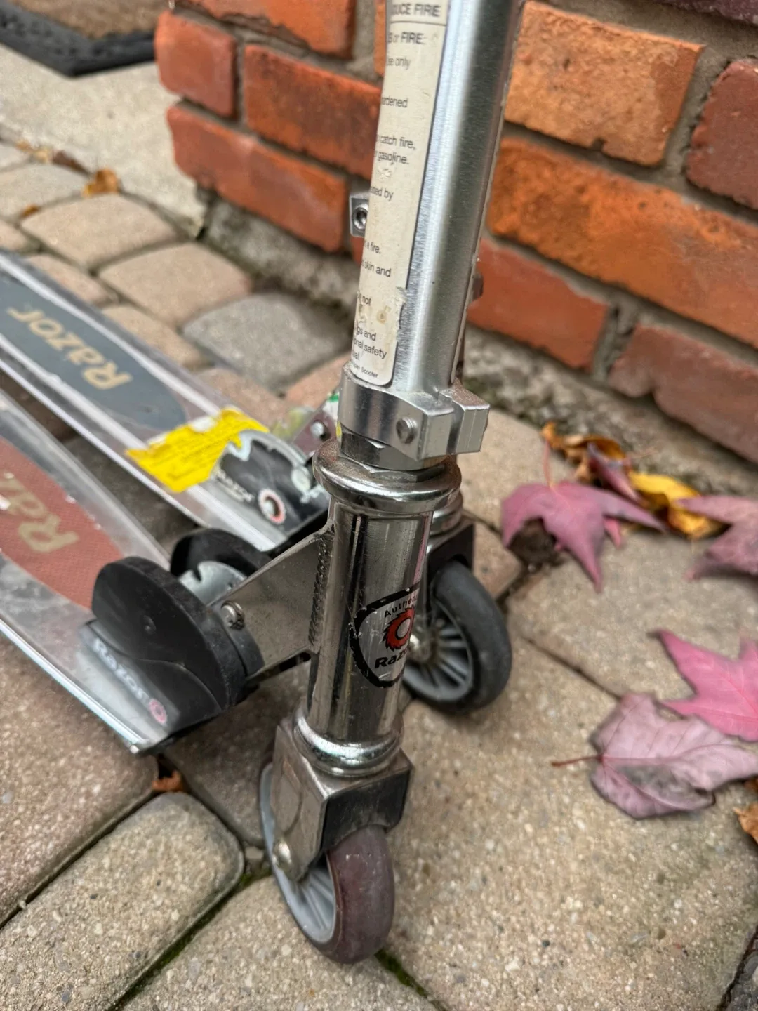 2 x Razor Scooters - Great Condition image indicator(3)