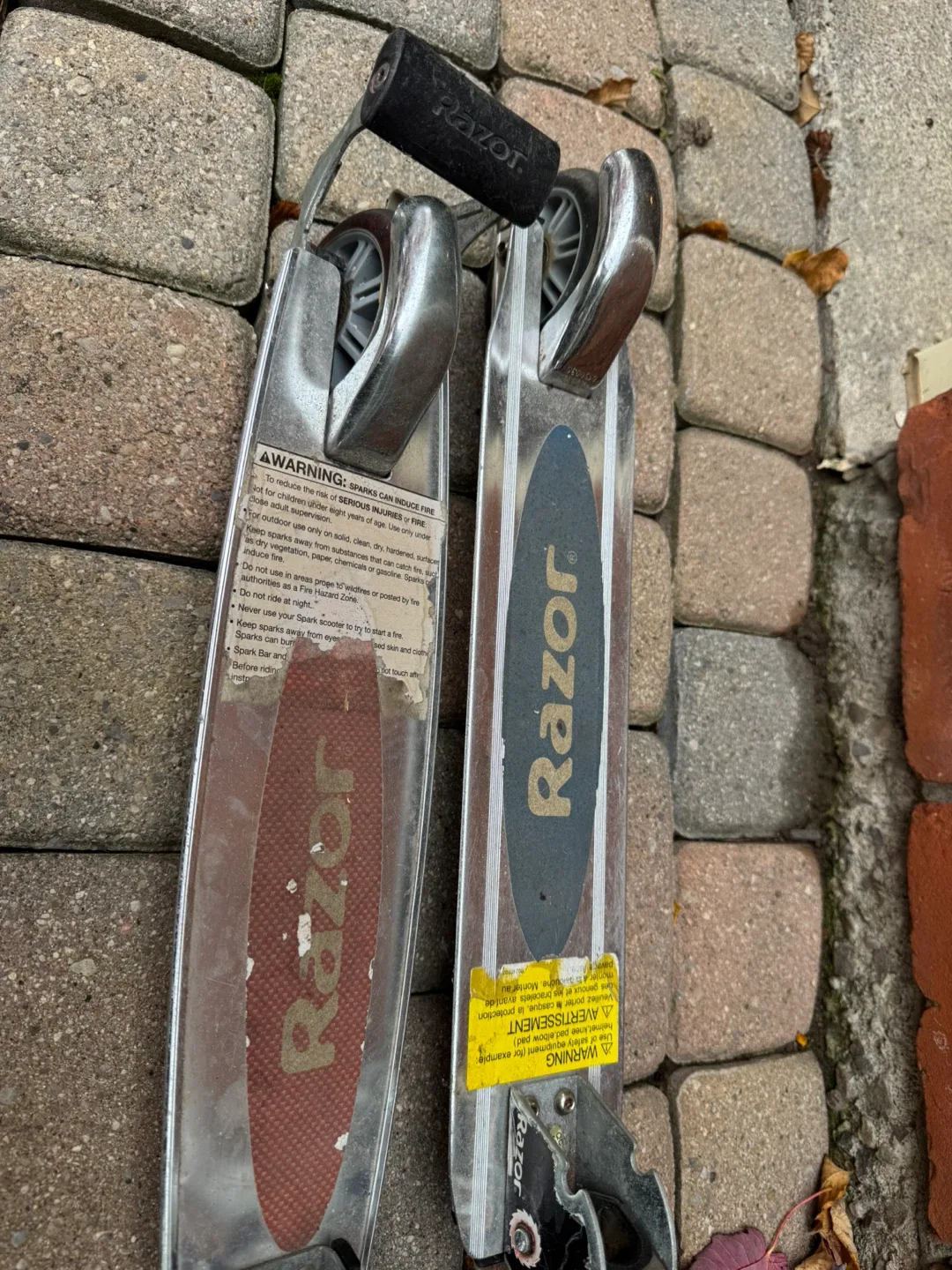 2 x Razor Scooters - Great Condition image indicator(2)