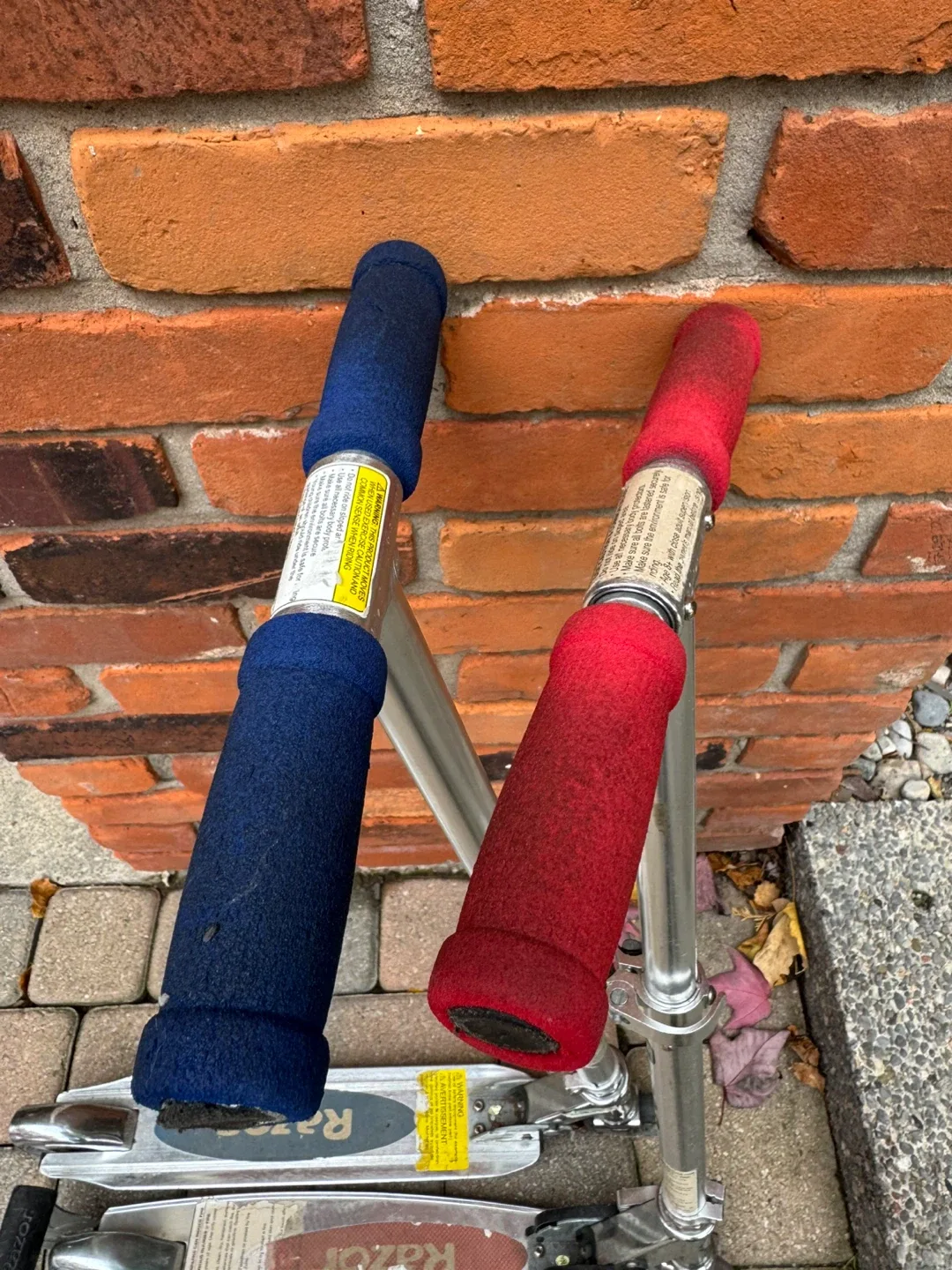 2 x Razor Scooters - Great Condition image indicator(4)