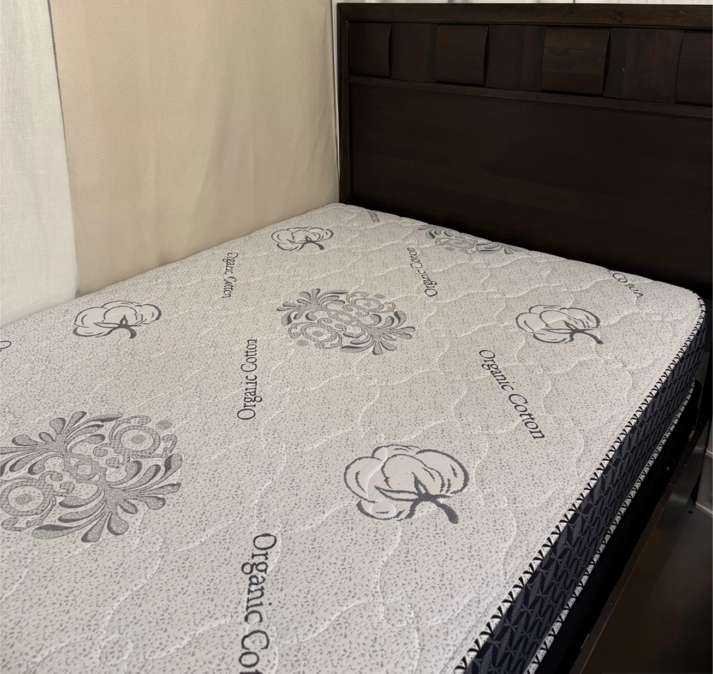Bedroom set with dresser/ mirror and night table for sale