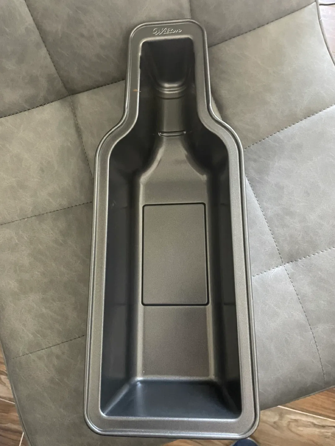 Wilton Wine Bottle Cake Pan image indicator(2)