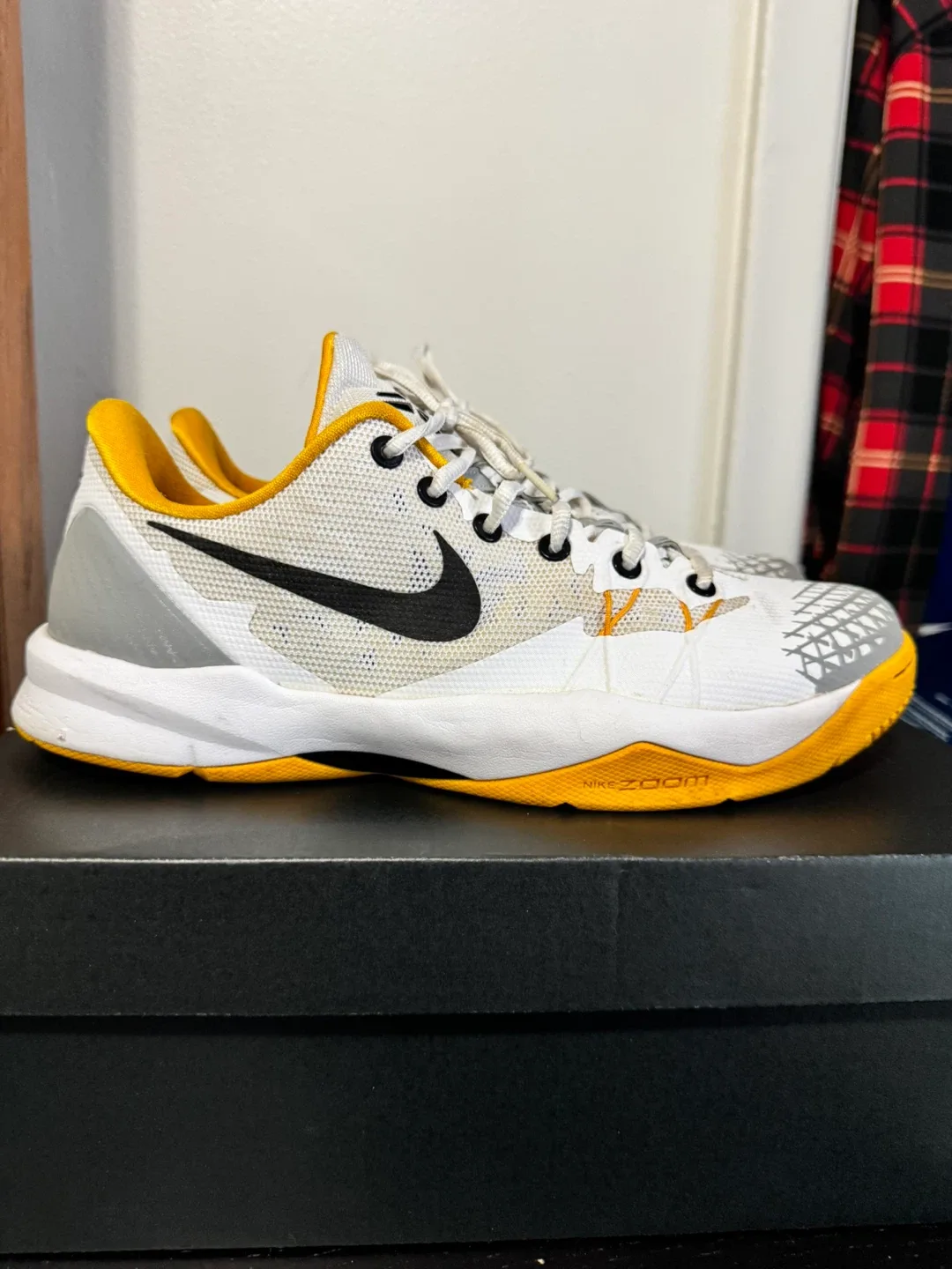 Nike Kobe Venomenom 4 ‘White University Gold’ (2014) image indicator(3)