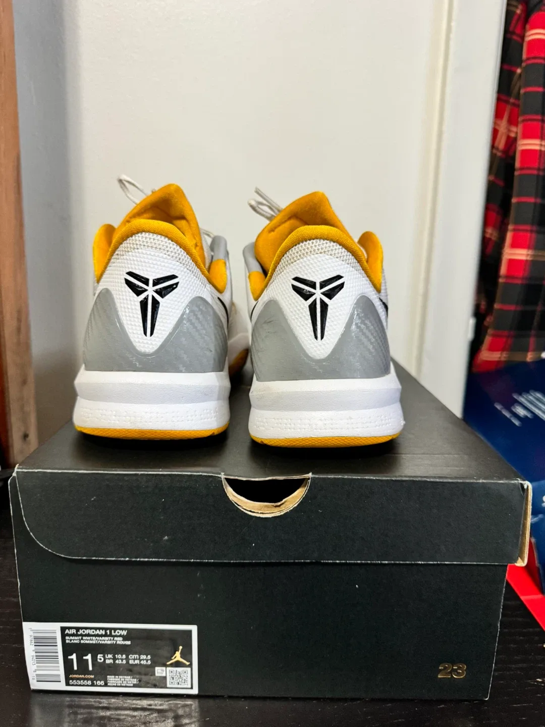 Nike Kobe Venomenom 4 ‘White University Gold’ (2014) image indicator(2)