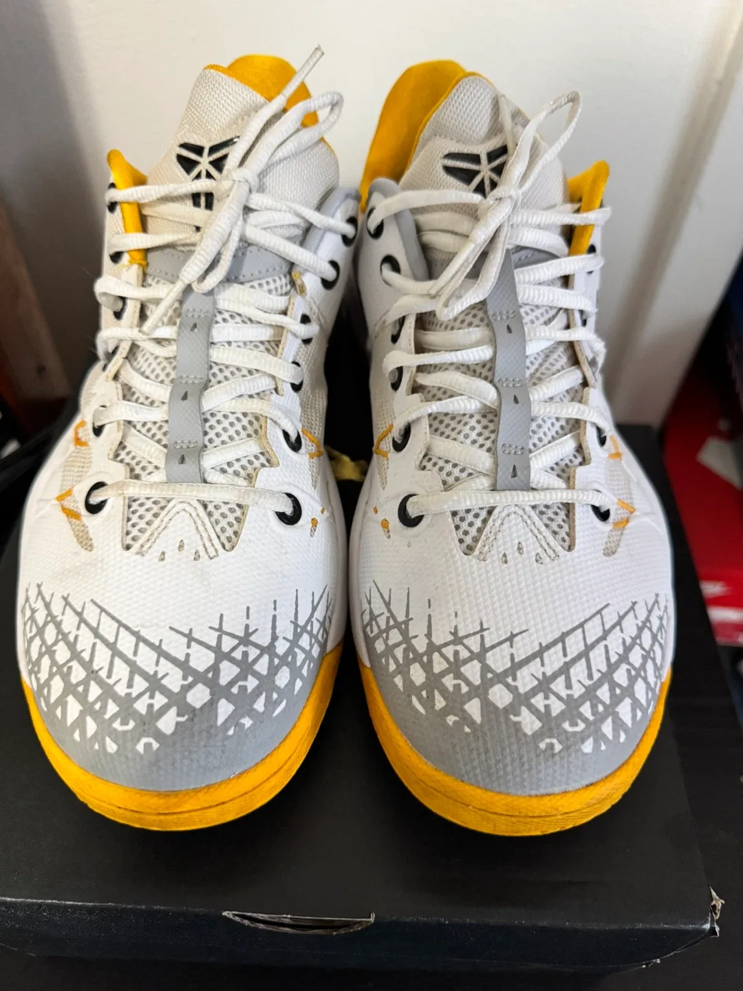 Nike Kobe Venomenom 4 ‘White University Gold’ (2014) image indicator(4)