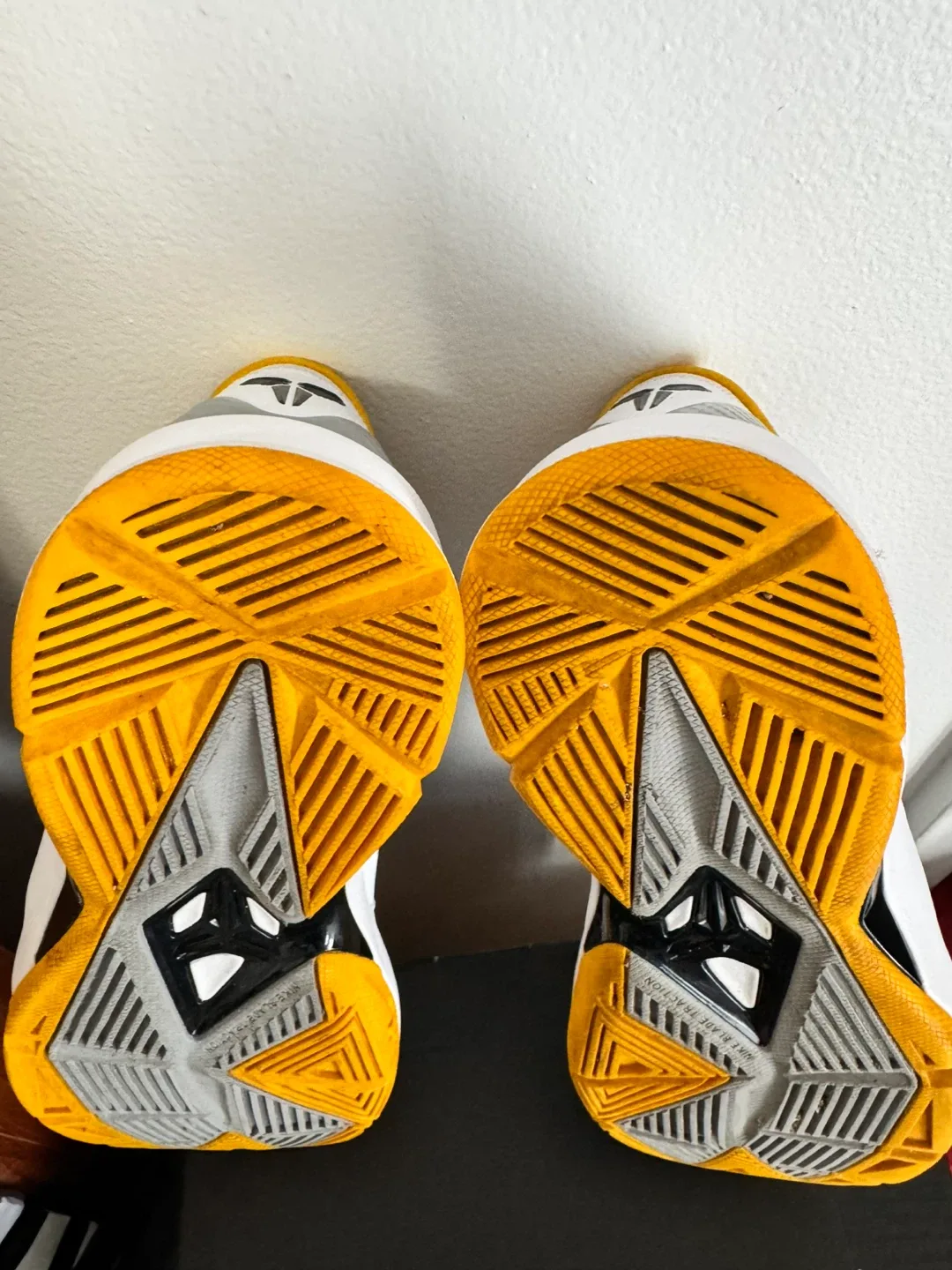 Nike Kobe Venomenom 4 ‘White University Gold’ (2014) image indicator(7)