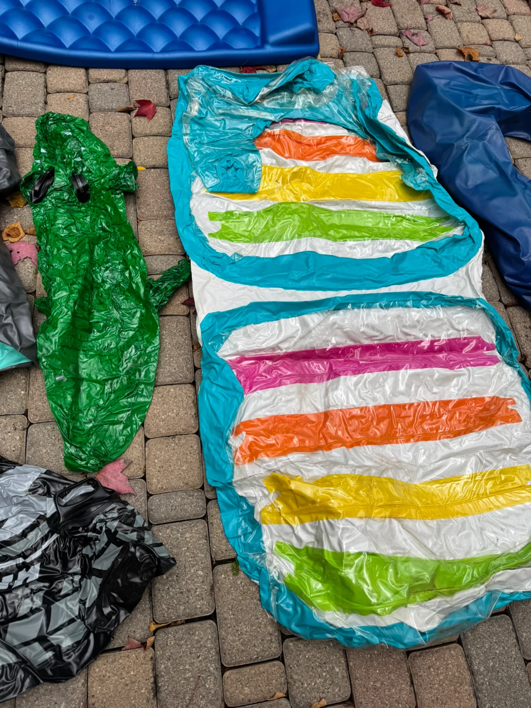 Multiple Pool Floats (9 in total) + Kelsyus drinks float - photo 3