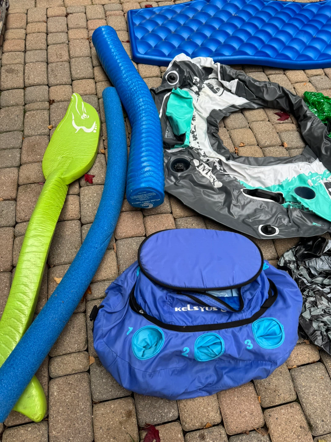 Multiple Pool Floats (9 in total) + Kelsyus drinks float - photo 2