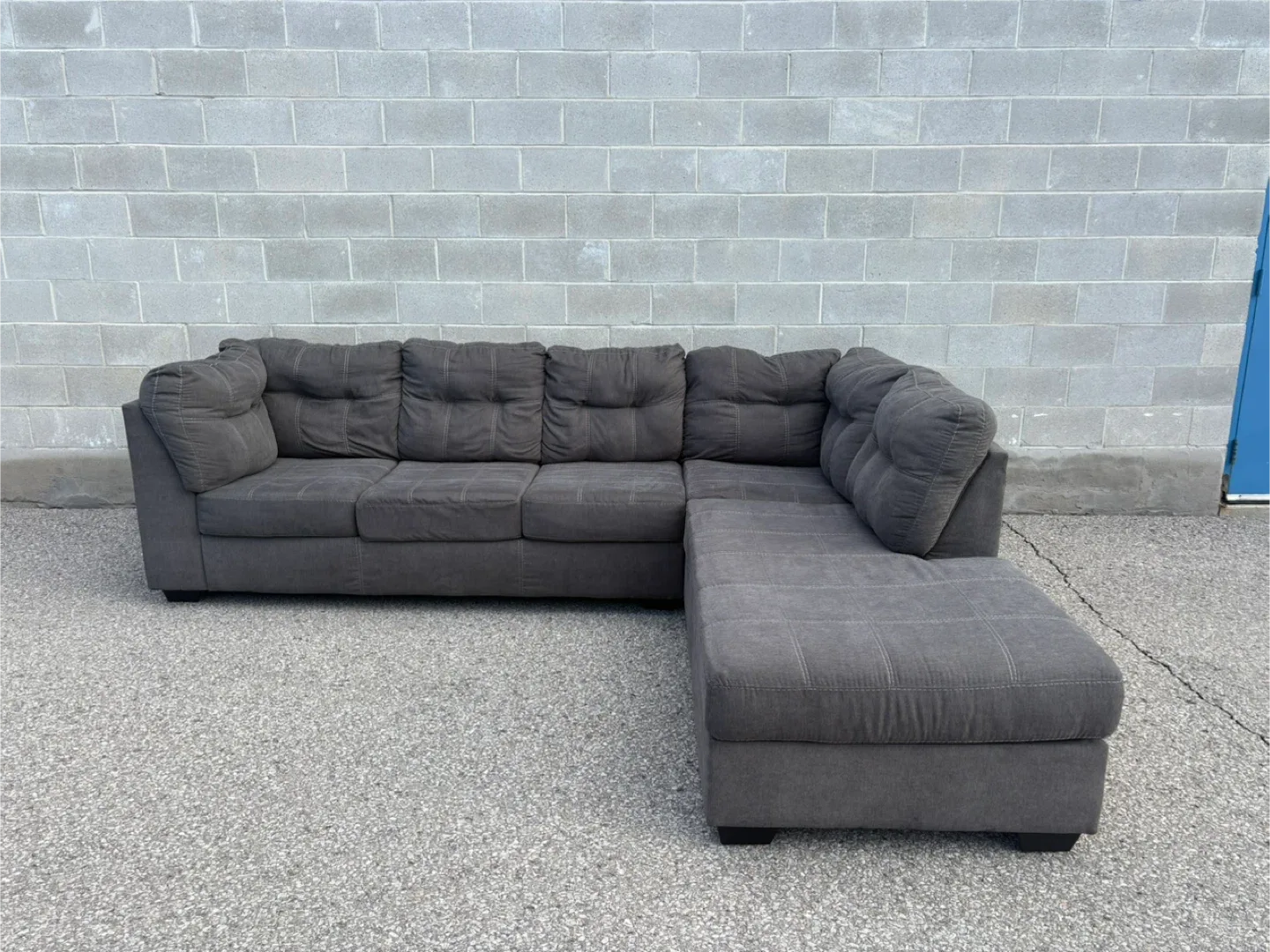 FREE DELIVERY✅  ASHLEY PITKIN MODERN SECTIONAL COUCH w/ CHAISE image indicator(4)