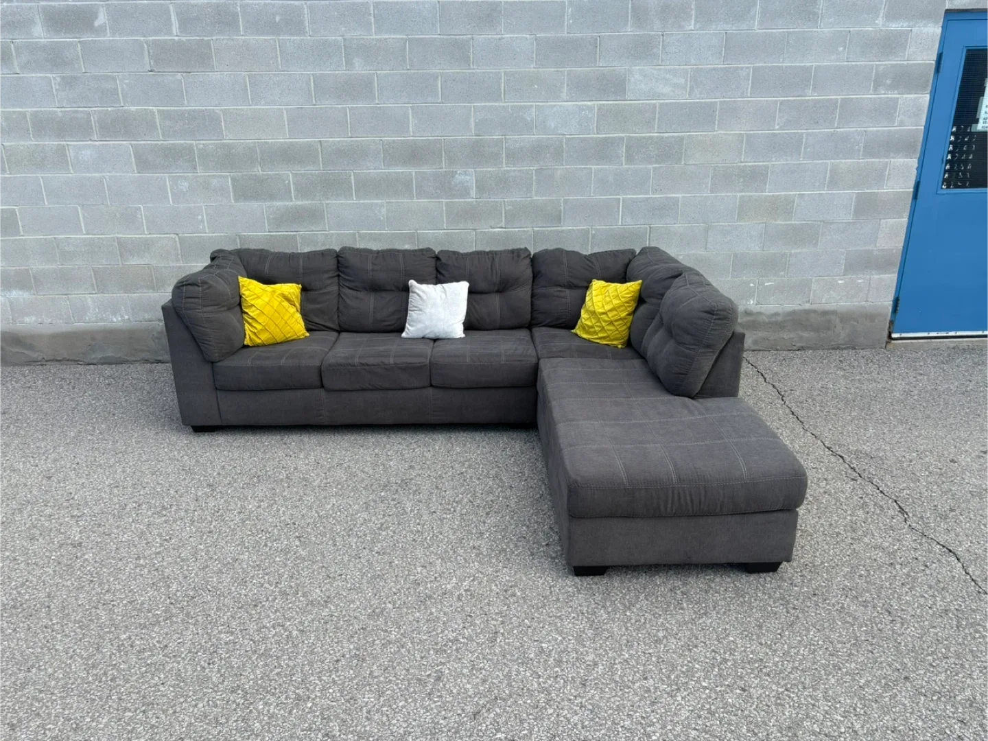 FREE DELIVERY✅  ASHLEY PITKIN MODERN SECTIONAL COUCH w/ CHAISE