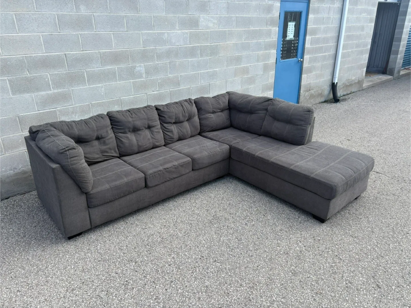 FREE DELIVERY✅  ASHLEY PITKIN MODERN SECTIONAL COUCH w/ CHAISE image indicator(10)