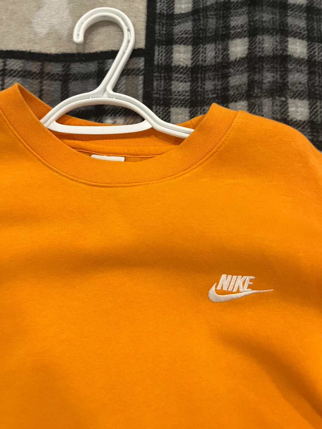 Nike Jordan Orange Crewneck - Size L image indicator(2)
