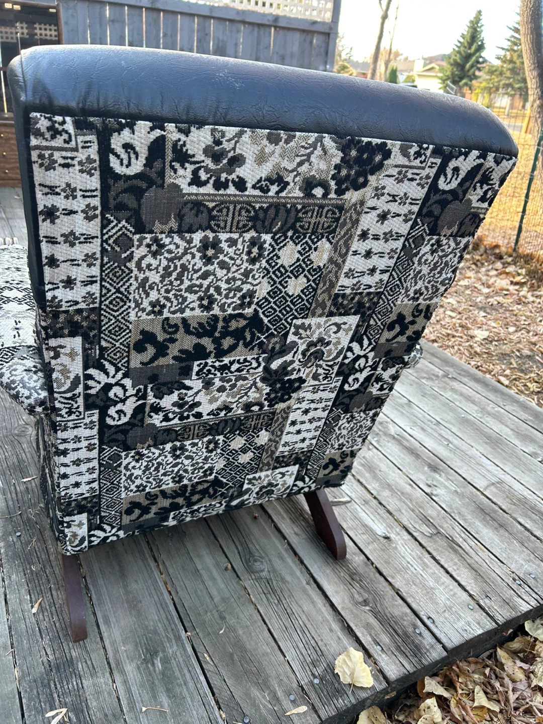 Bouncing Patterned Armchair with Black Vinyl Back - photo 3