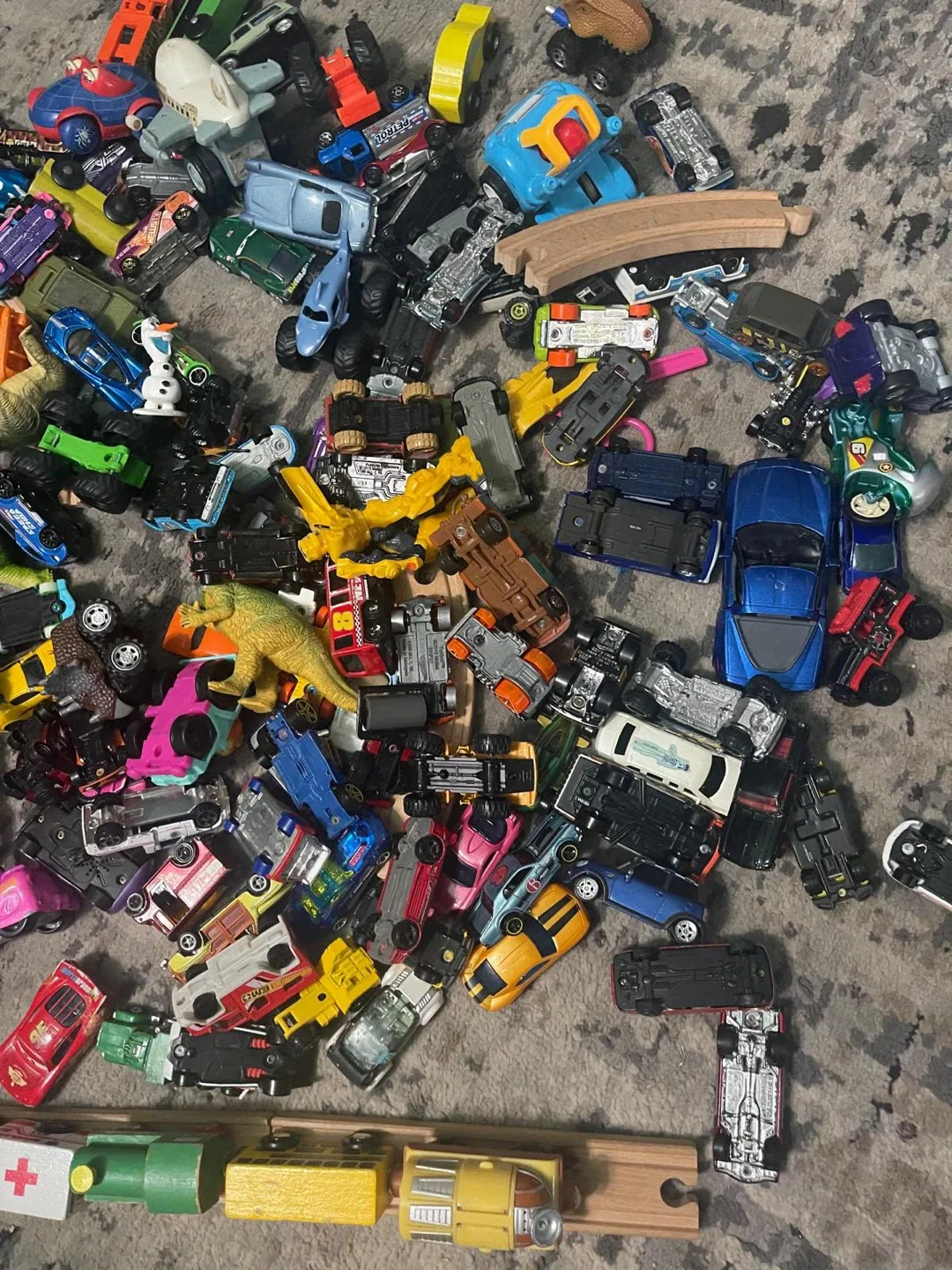 Toy Car Collection with Disney Pixar Cars Suitcase image indicator(4)