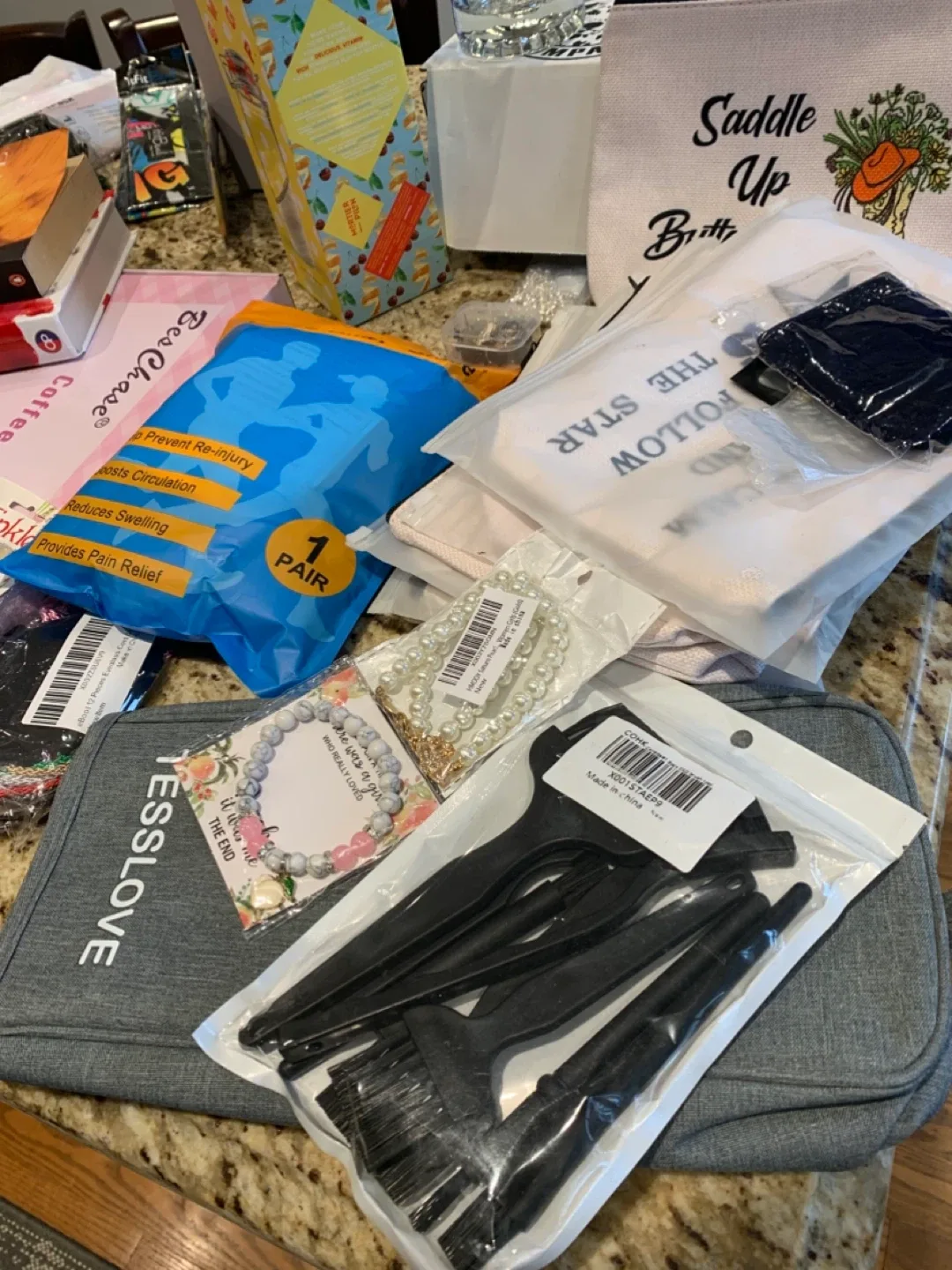 Mixed items - books, beauty, home goods image indicator(3)