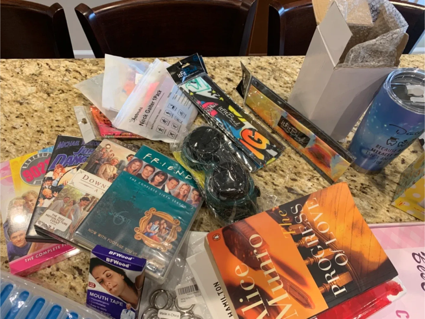 Mixed items - books, beauty, home goods image indicator(6)