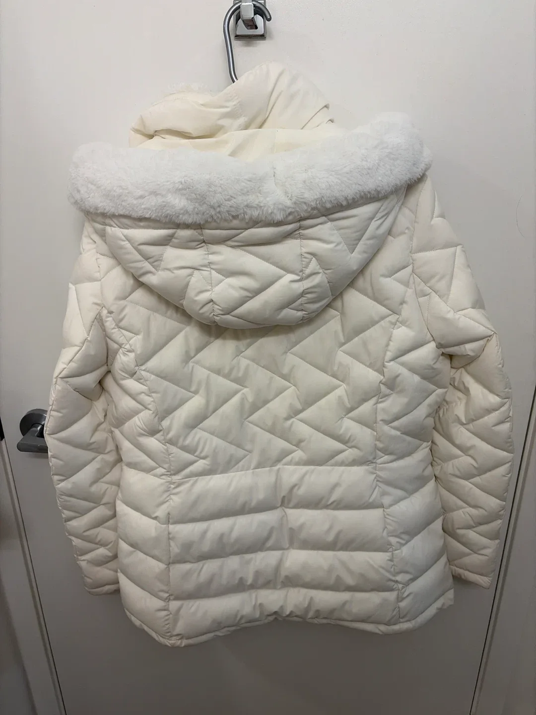 DKNY Puffer Jacket - Size L image indicator(3)